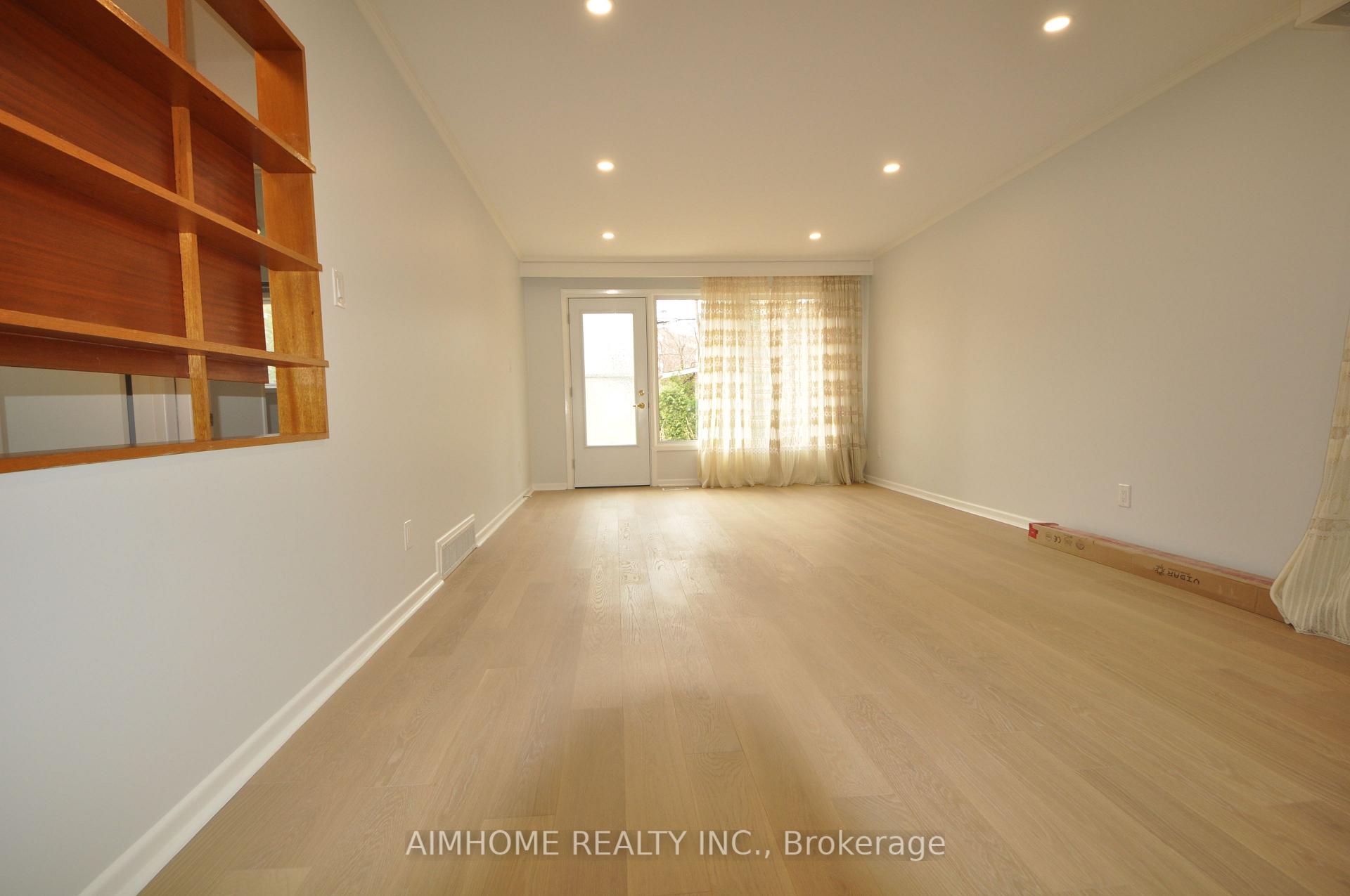 2 - 14 Dukinfield Crescent, Toronto 2