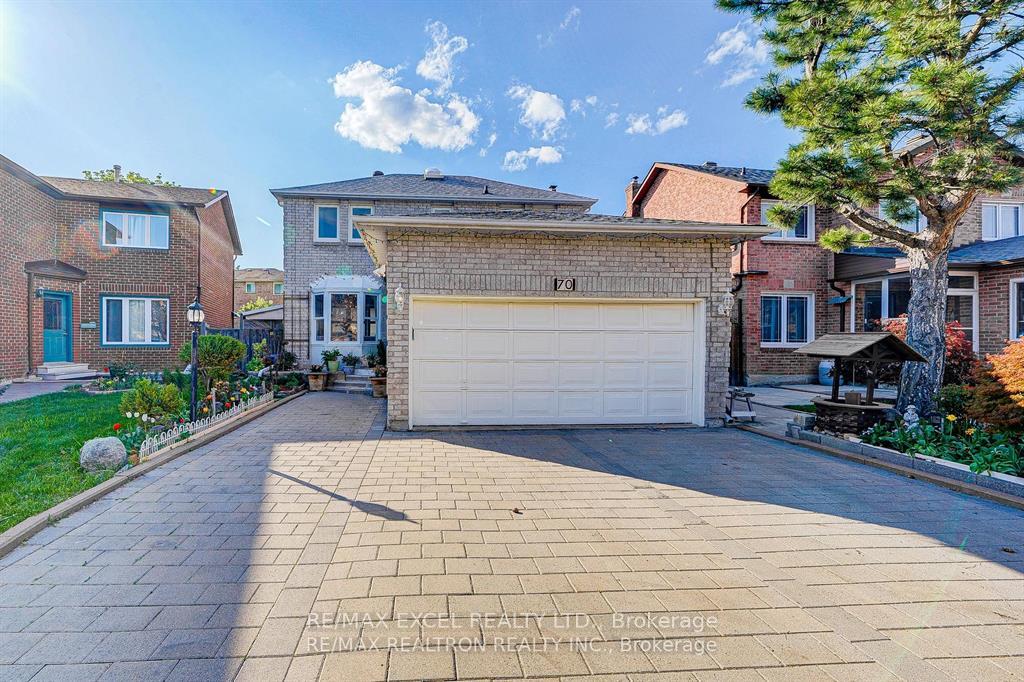 Upper - 70 Weldrick Road E, Richmond Hill