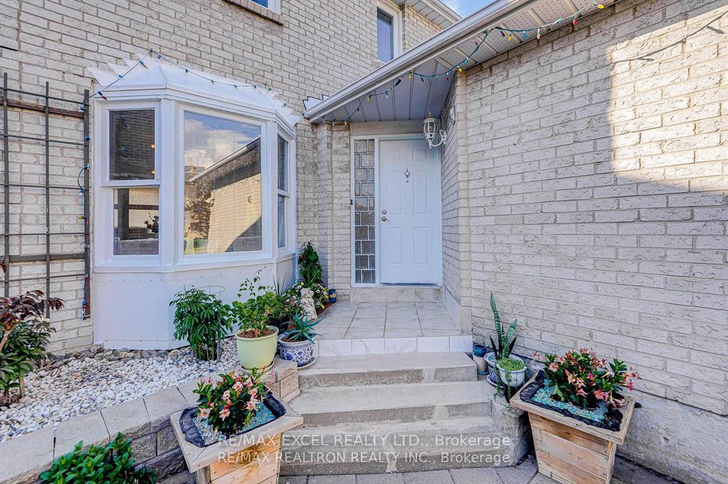 Upper - 70 Weldrick Road E, Richmond Hill 3