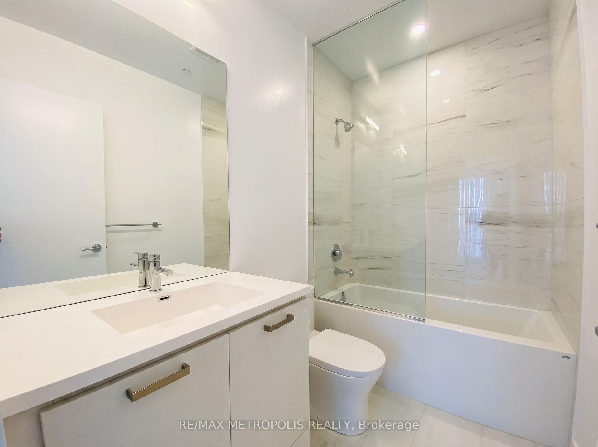 211 - 10 Honeycrisp Crescent, Vaughan 4