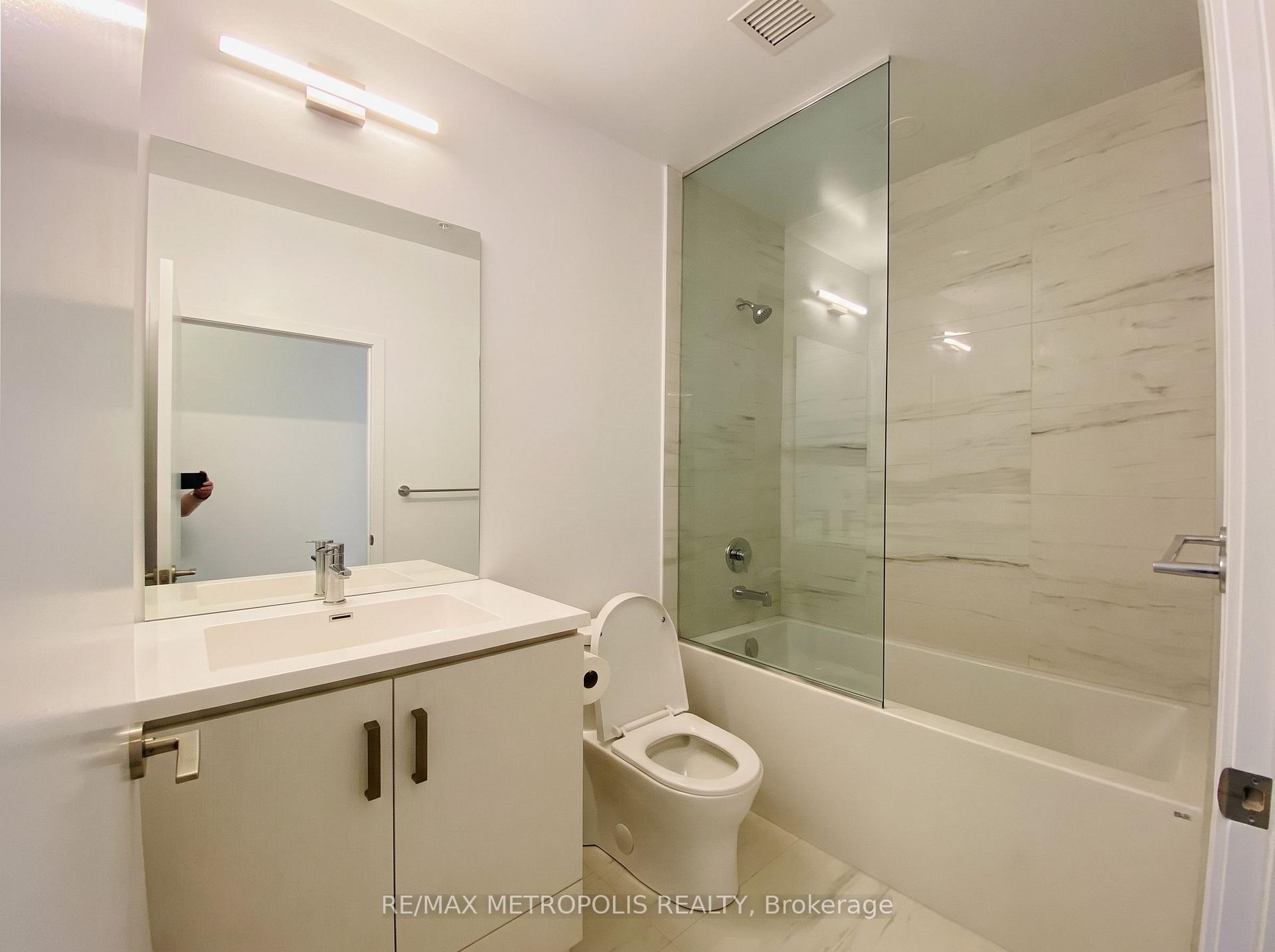 211 - 10 Honeycrisp Crescent, Vaughan 5