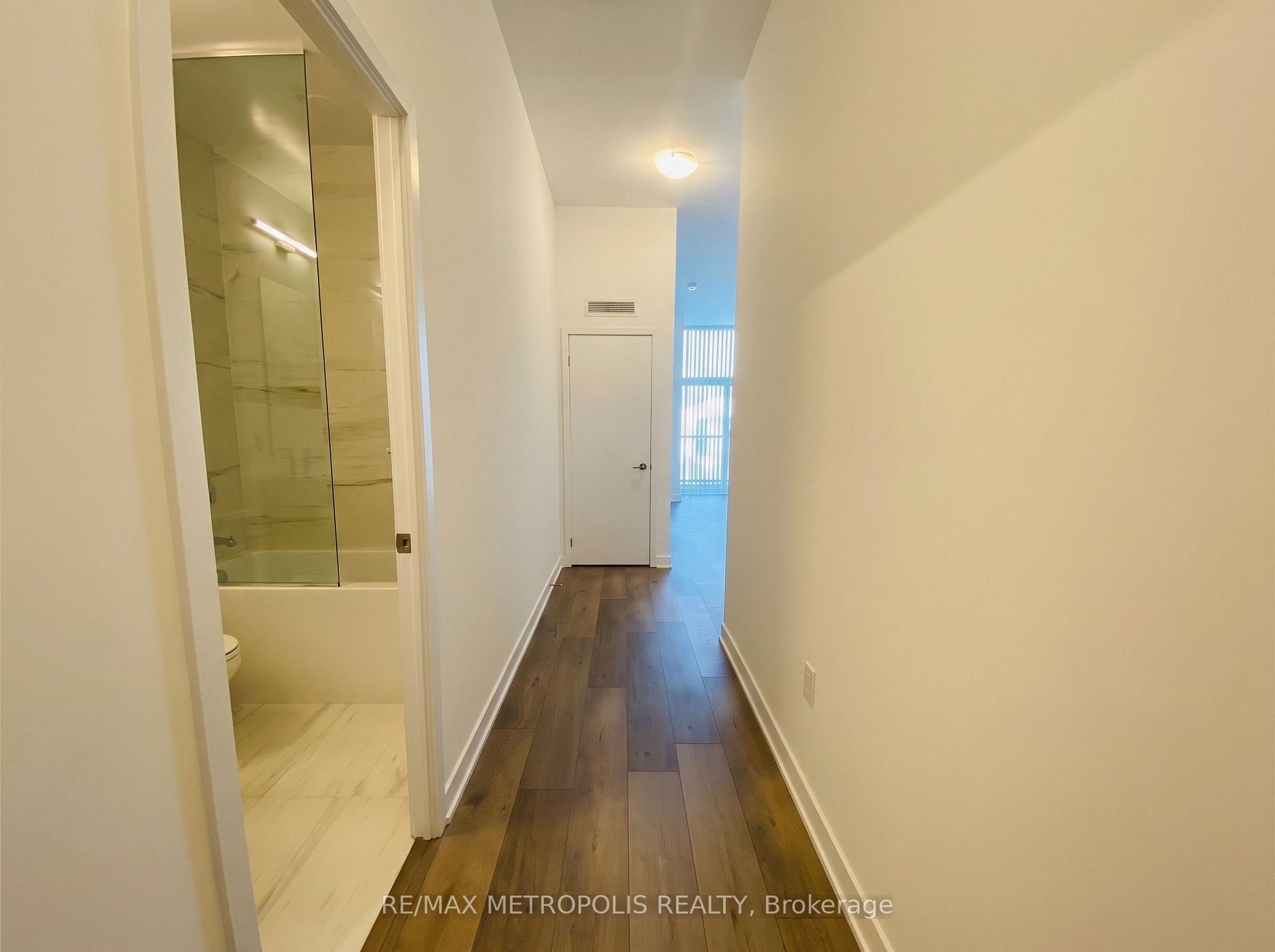 211 - 10 Honeycrisp Crescent, Vaughan 3
