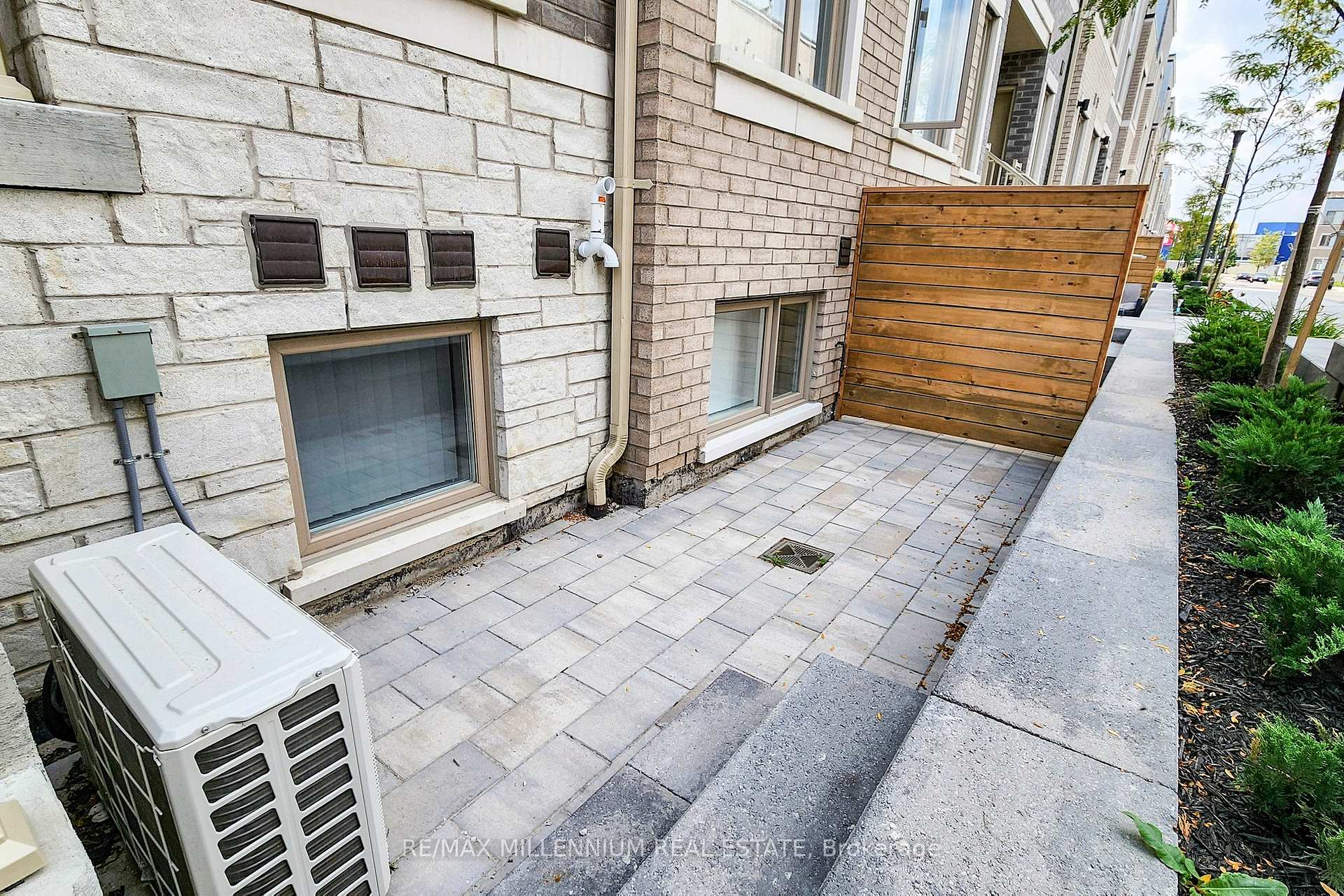 TH 350 - 100 Honeycrisp Crescent, Vaughan 3