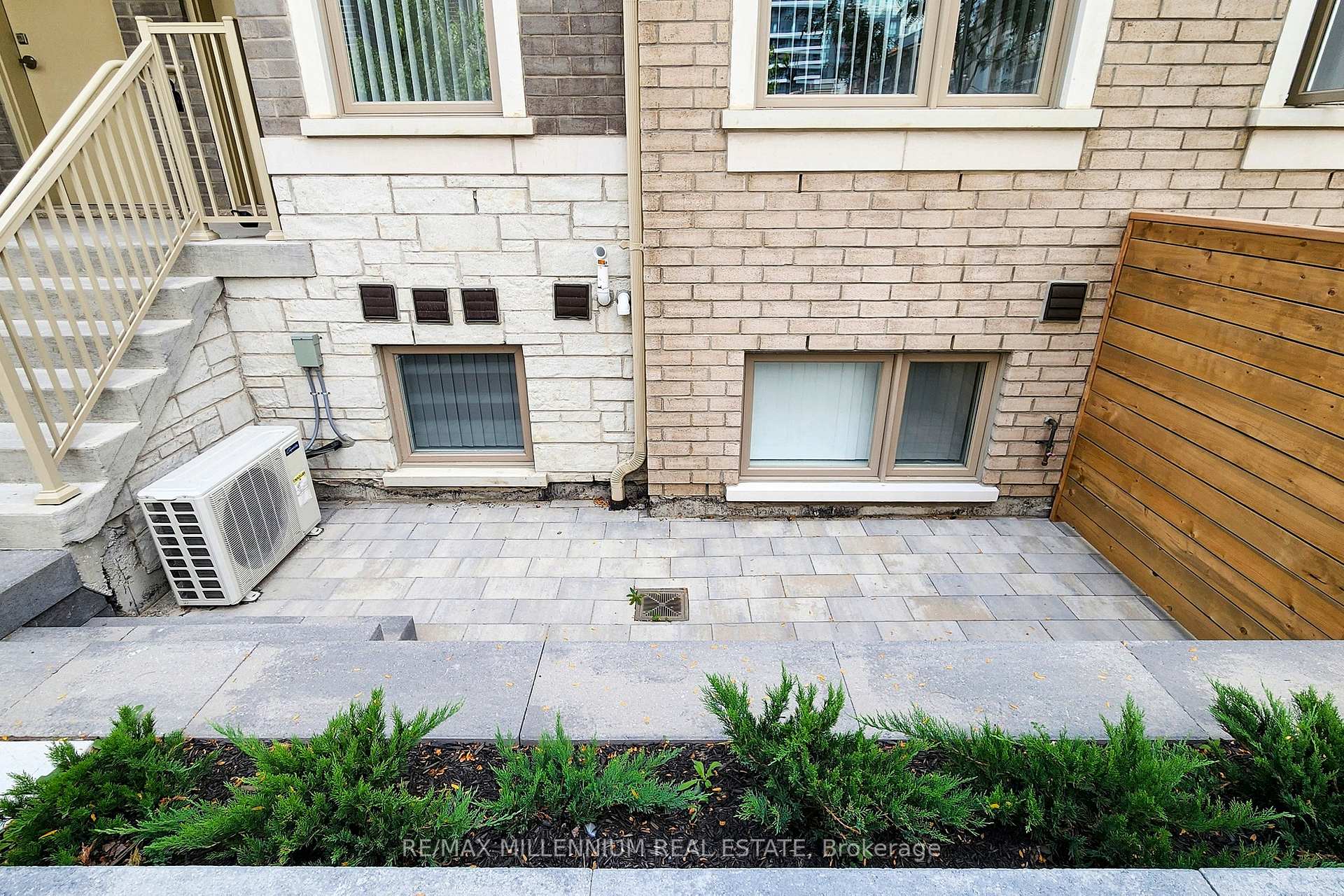 TH 350 - 100 Honeycrisp Crescent, Vaughan 4