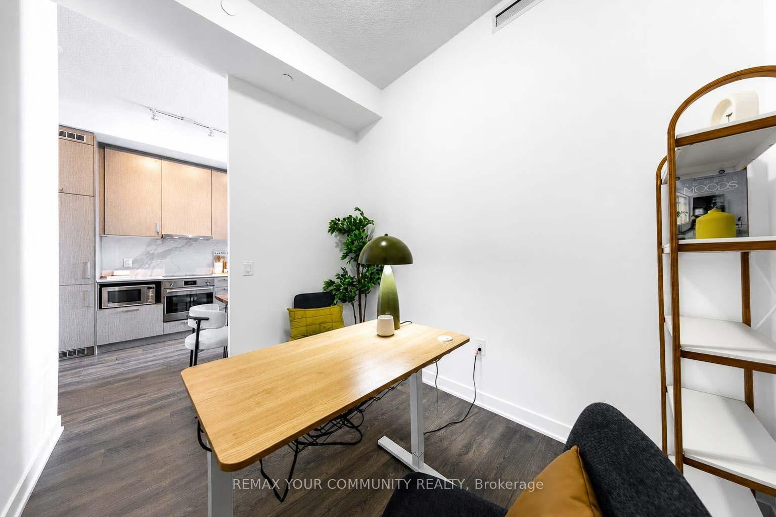 917 - 60 Honeycrisp Crescent, Vaughan 4