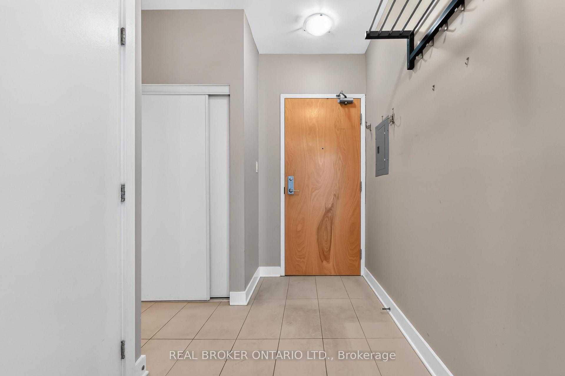 201 - 360 Cumberland Street, Ottawa 3