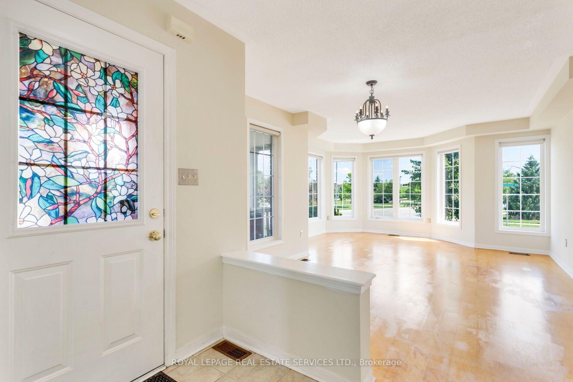 2204 Grand Oak Trail, Oakville 2