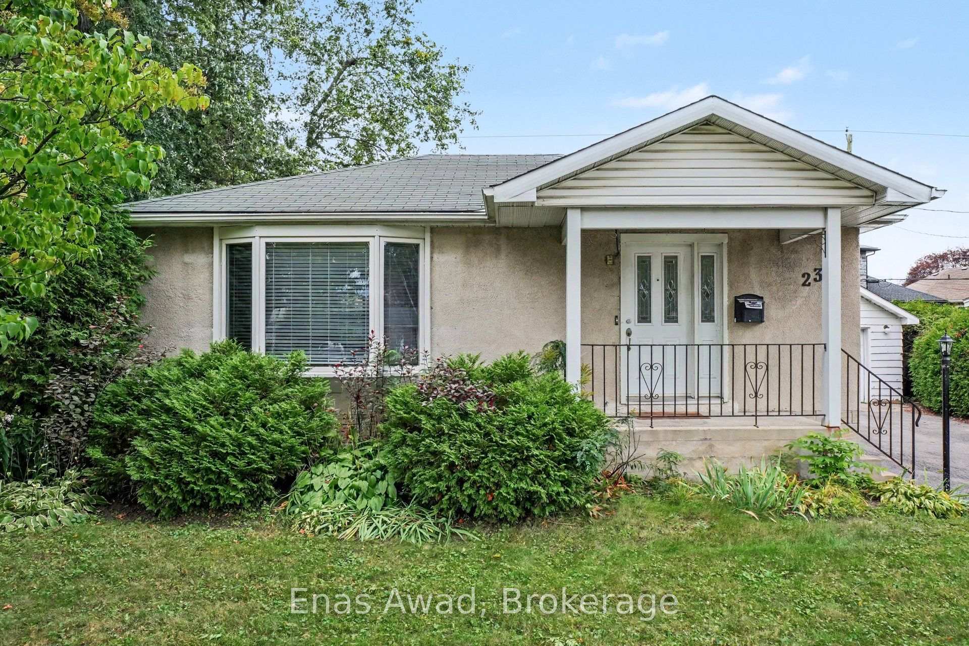 23 Meadowlands Drive W, Ottawa