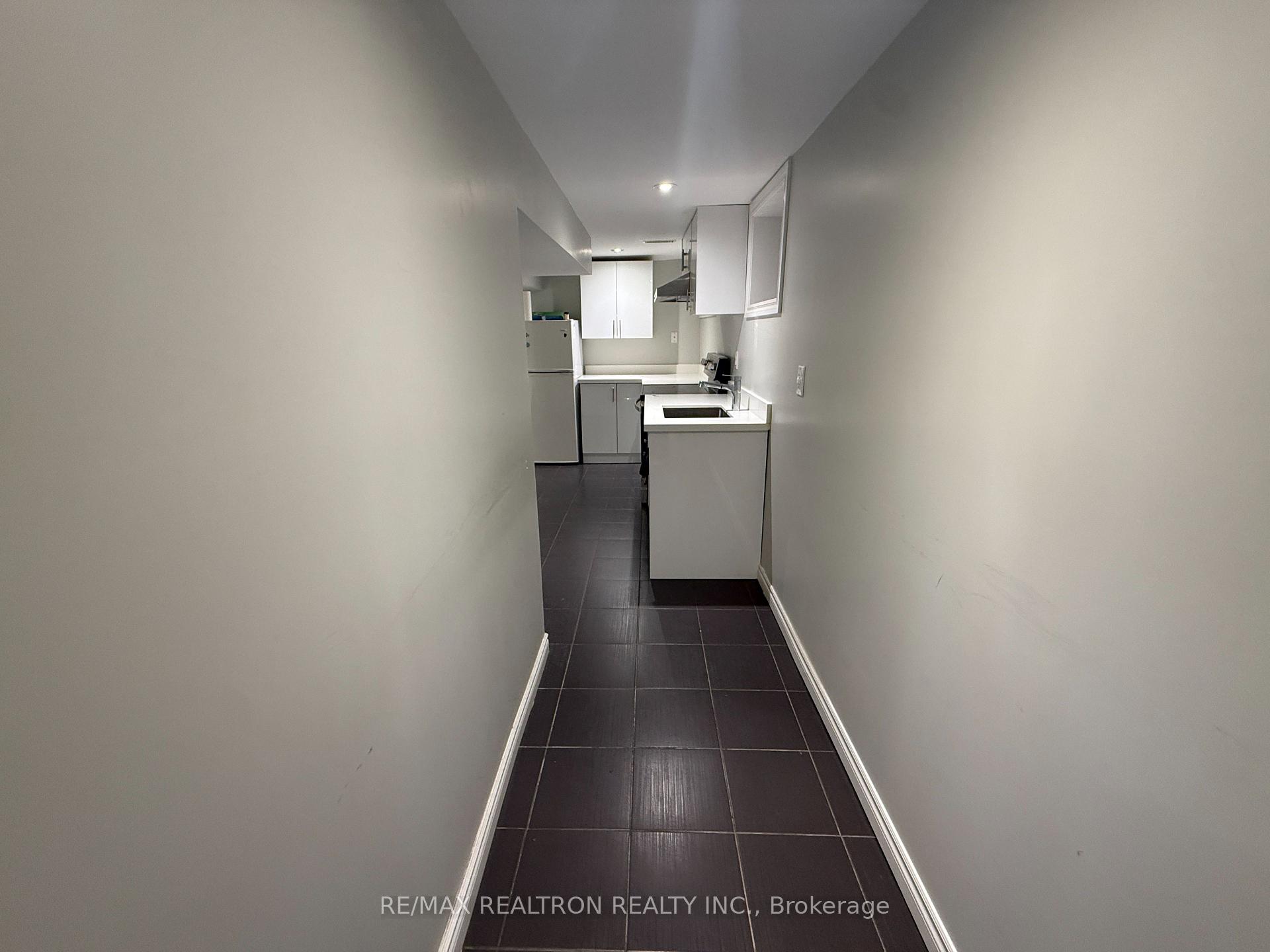 Bsmt - 401 Crawford Street, Toronto 5