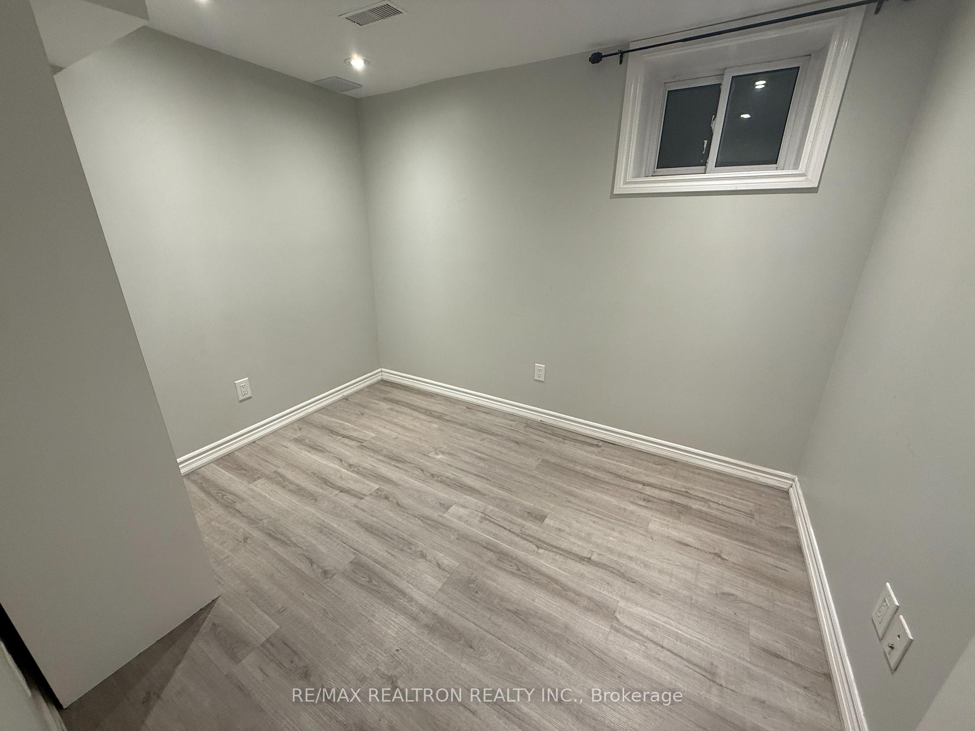 Bsmt - 401 Crawford Street, Toronto 4