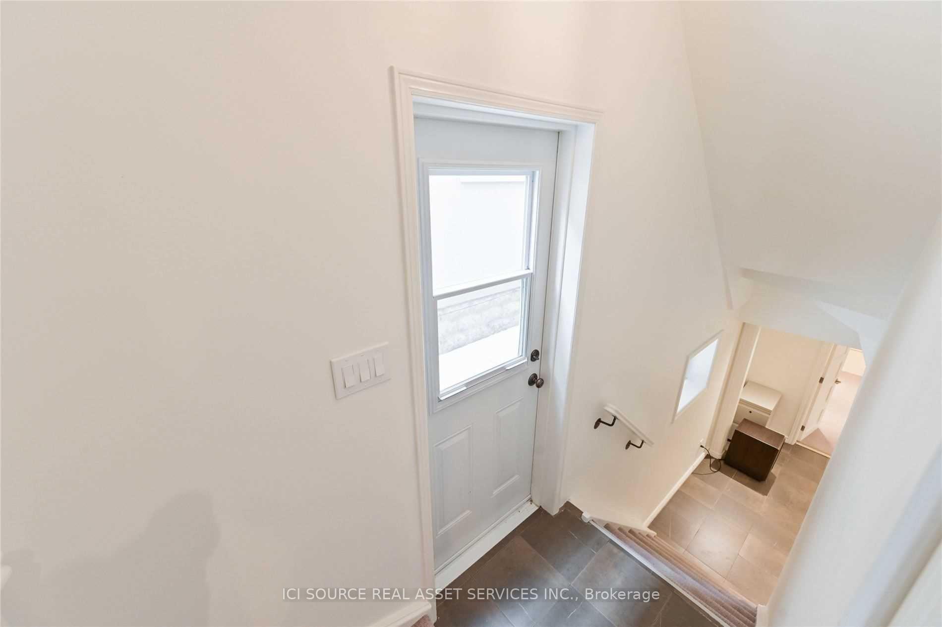 Lower - 25 Mann Avenue, Toronto 4