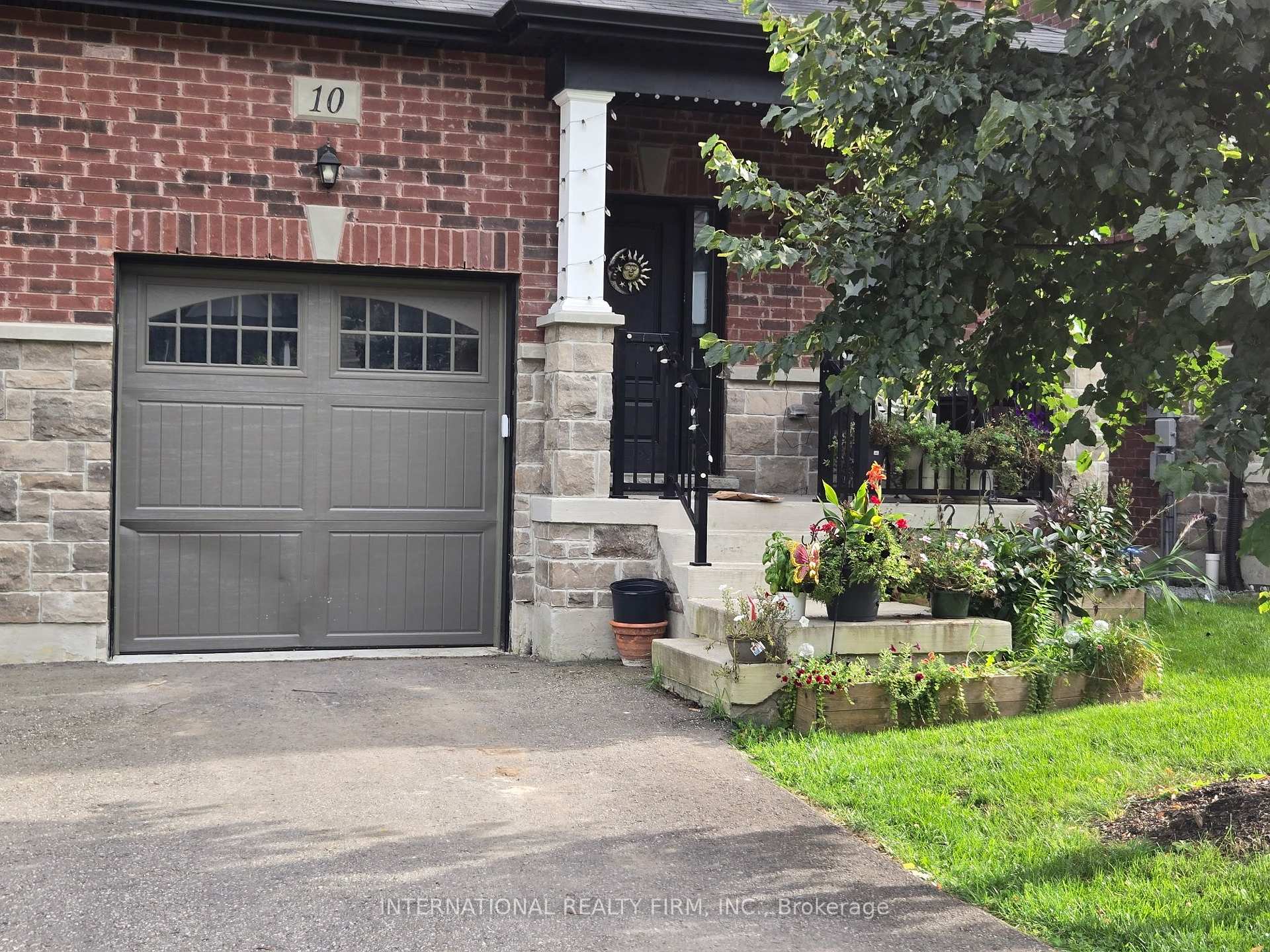 10 Gord Matthews Way Uxbridge Ontario Canada Rent residential Chinnie Wong INTERNATIONAL REALTY FIRM, INC.