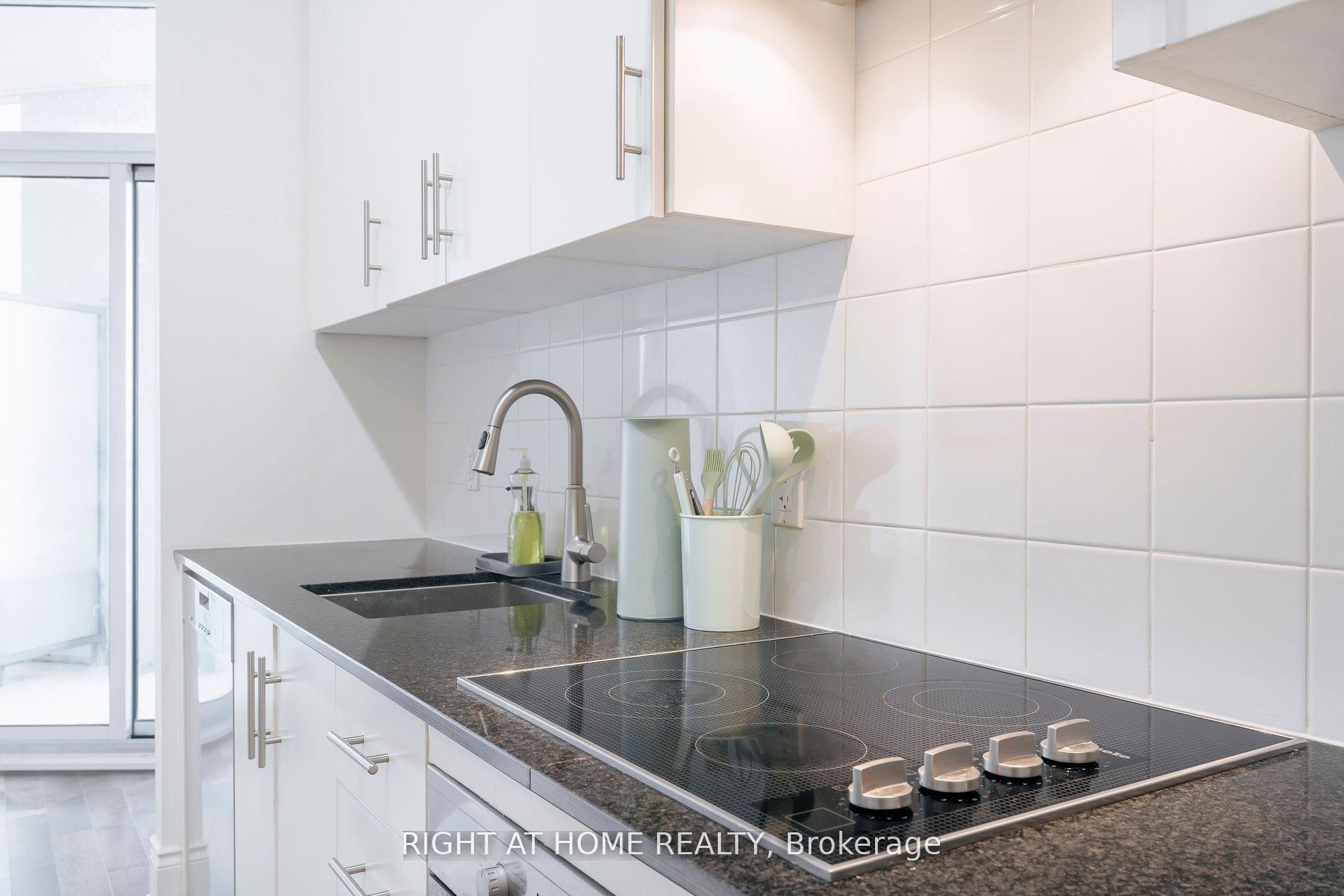 918 - 23 Glebe Road W, Toronto 4