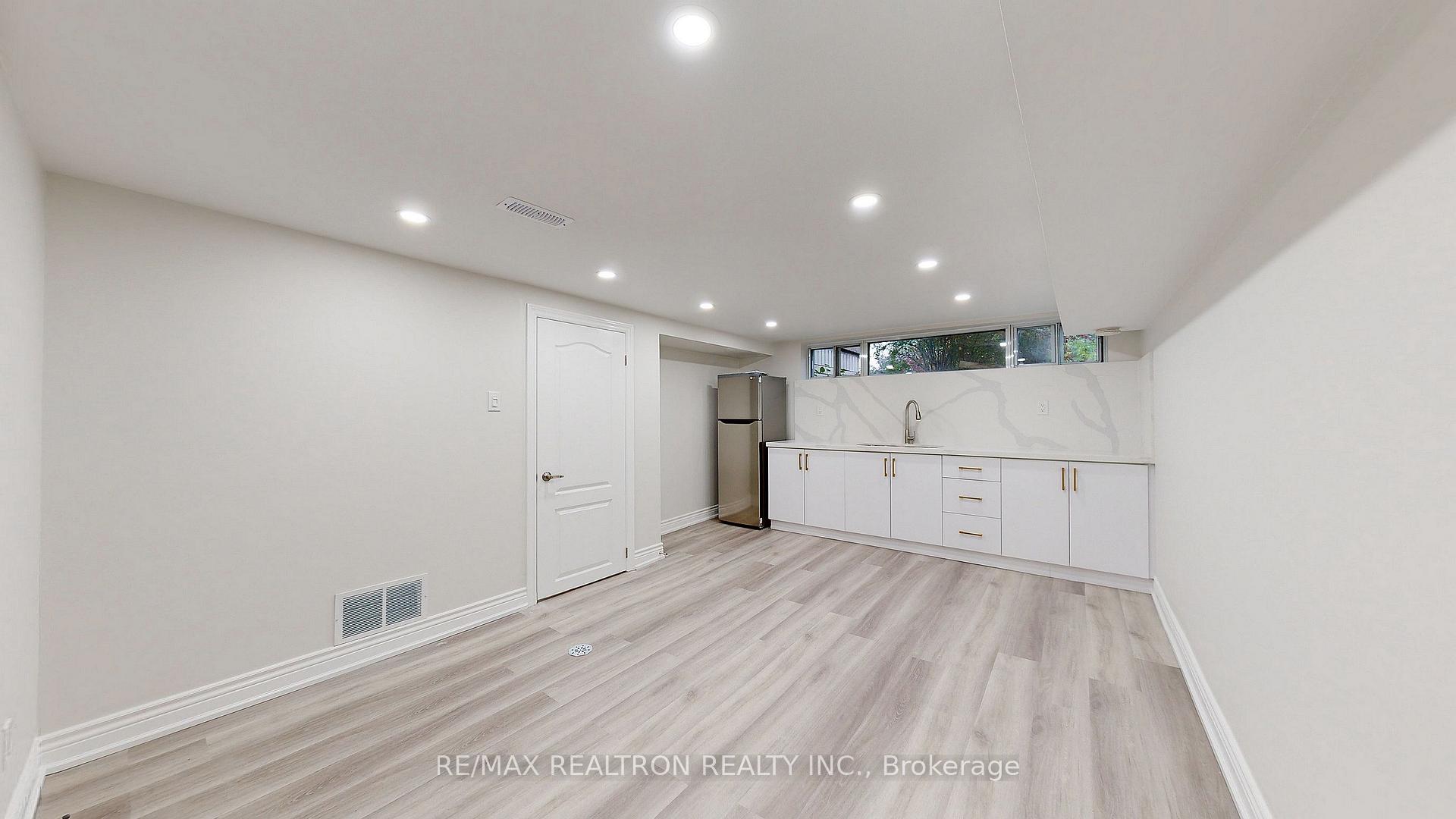 Bachelor Unit # - 244 Browndale Crescent, Richmond Hill 5