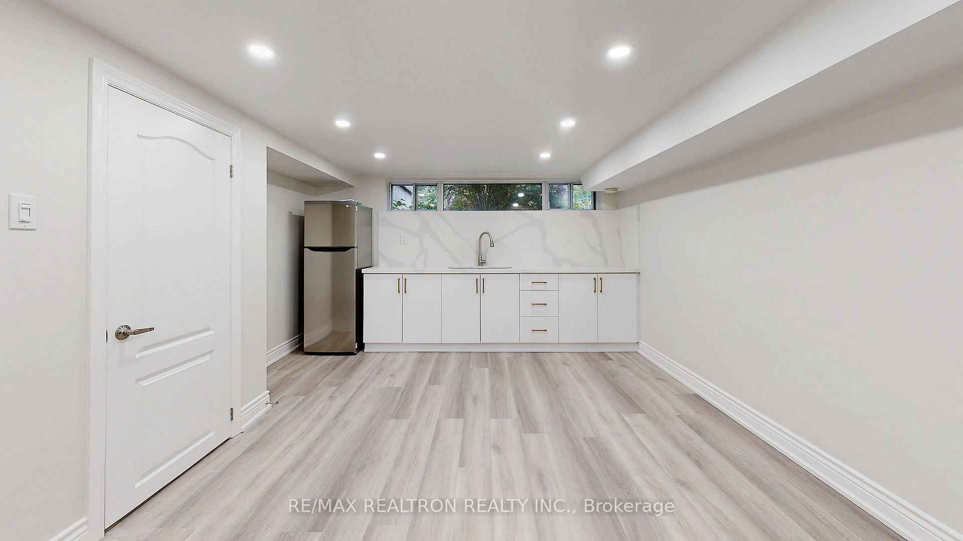 Bachelor Unit # - 244 Browndale Crescent, Richmond Hill 4