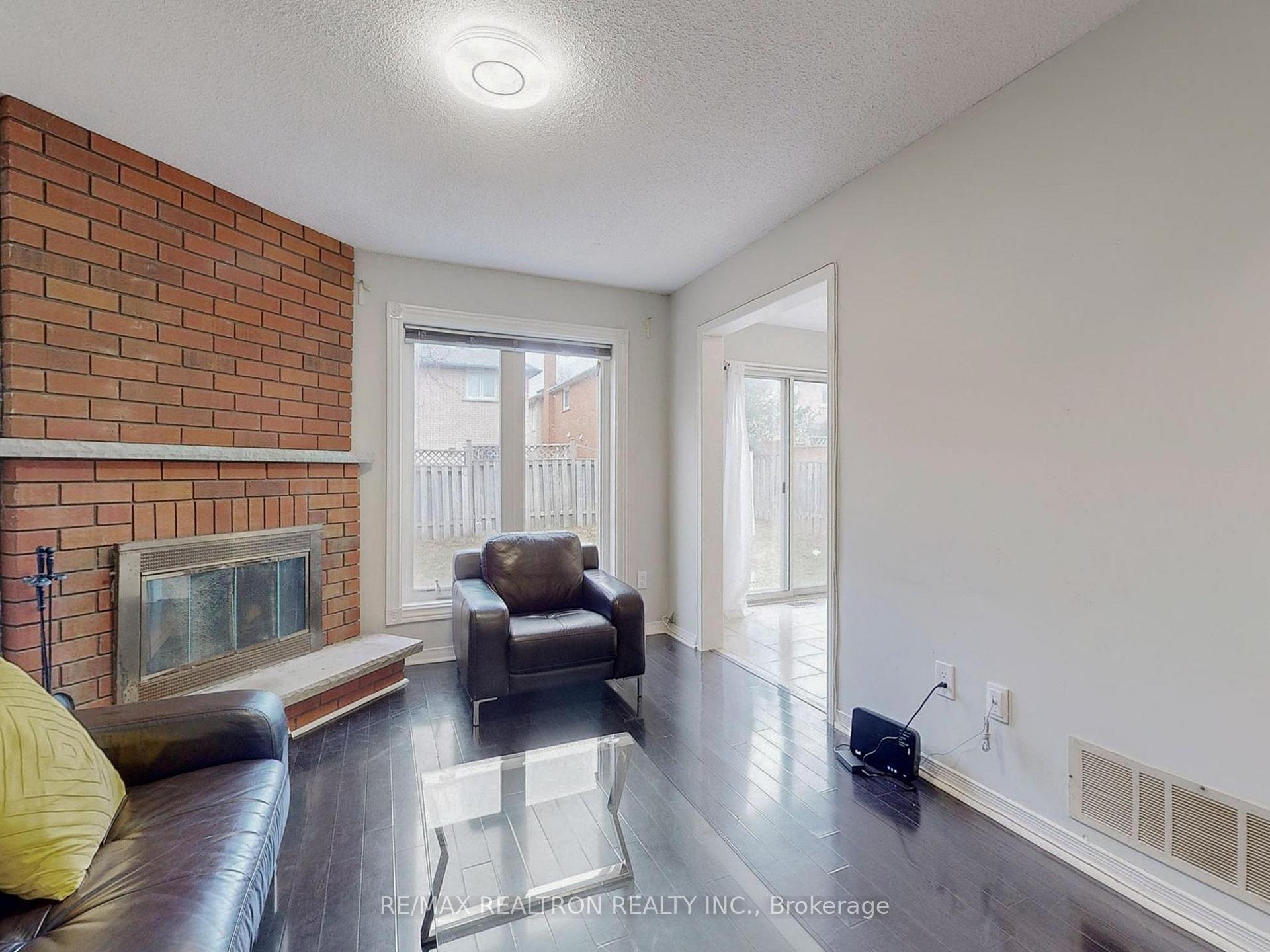 Upper - 8 Estoril Street, Richmond Hill 4