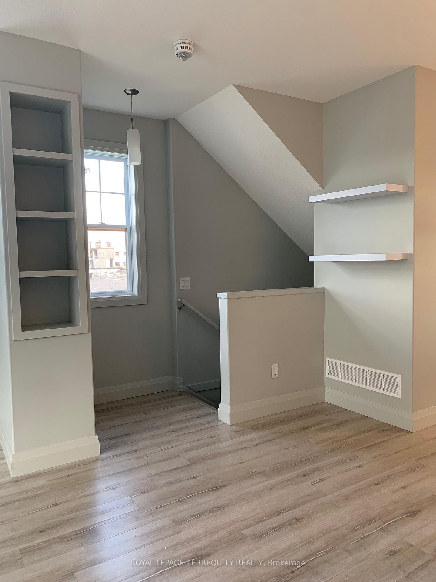 2 - 3025 Singleton Avenue, London South 4