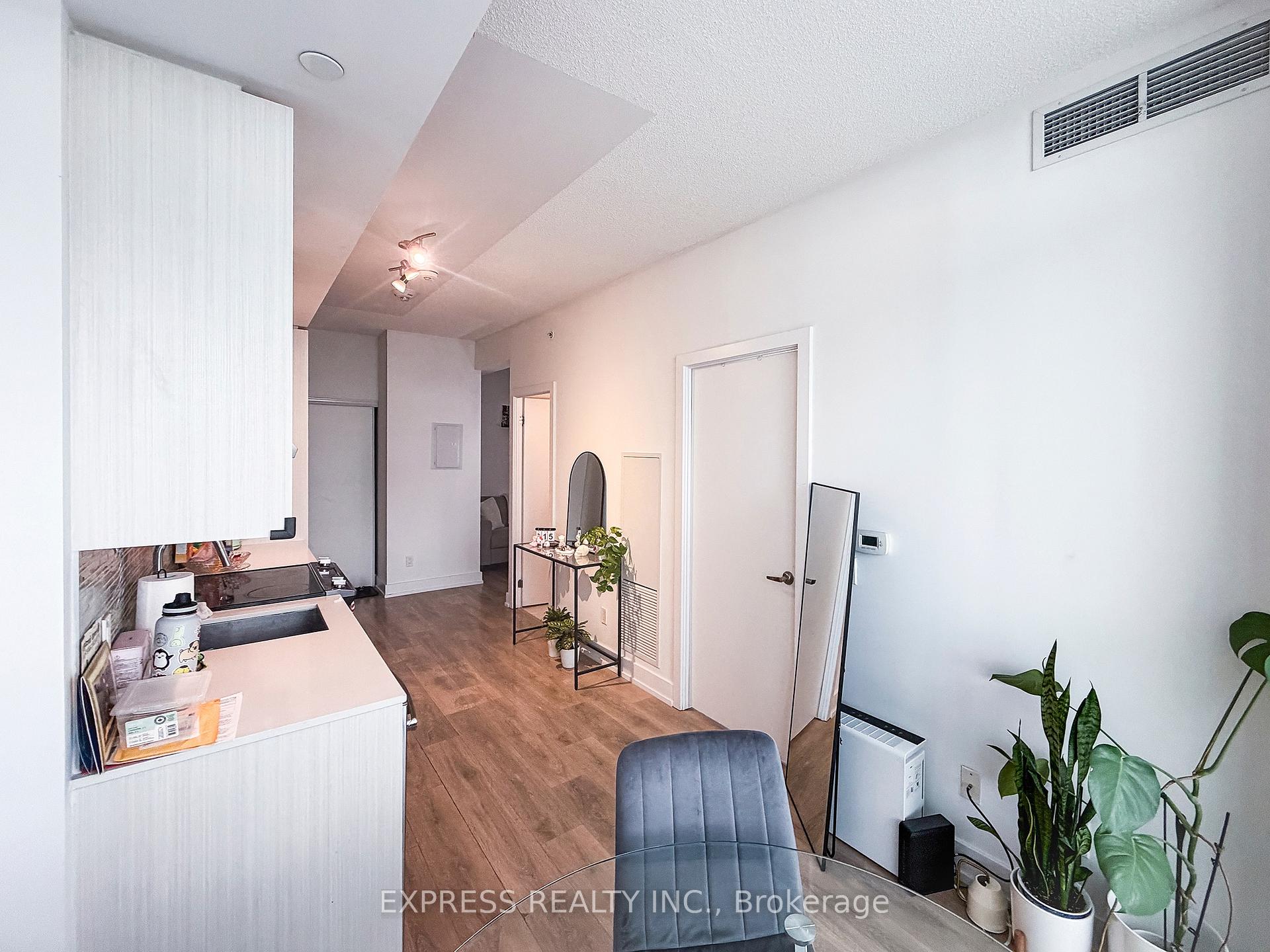501 - 128 Fairview Mall Drive, Toronto 5