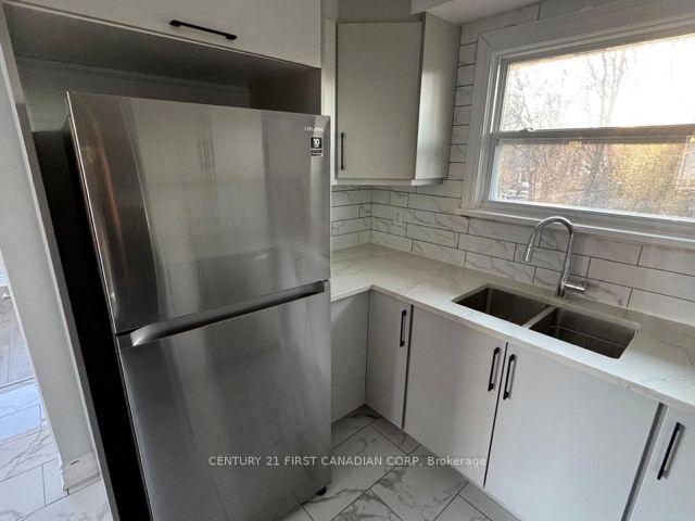 Upper Level - 31 Thorncrest Crescent, London South 4