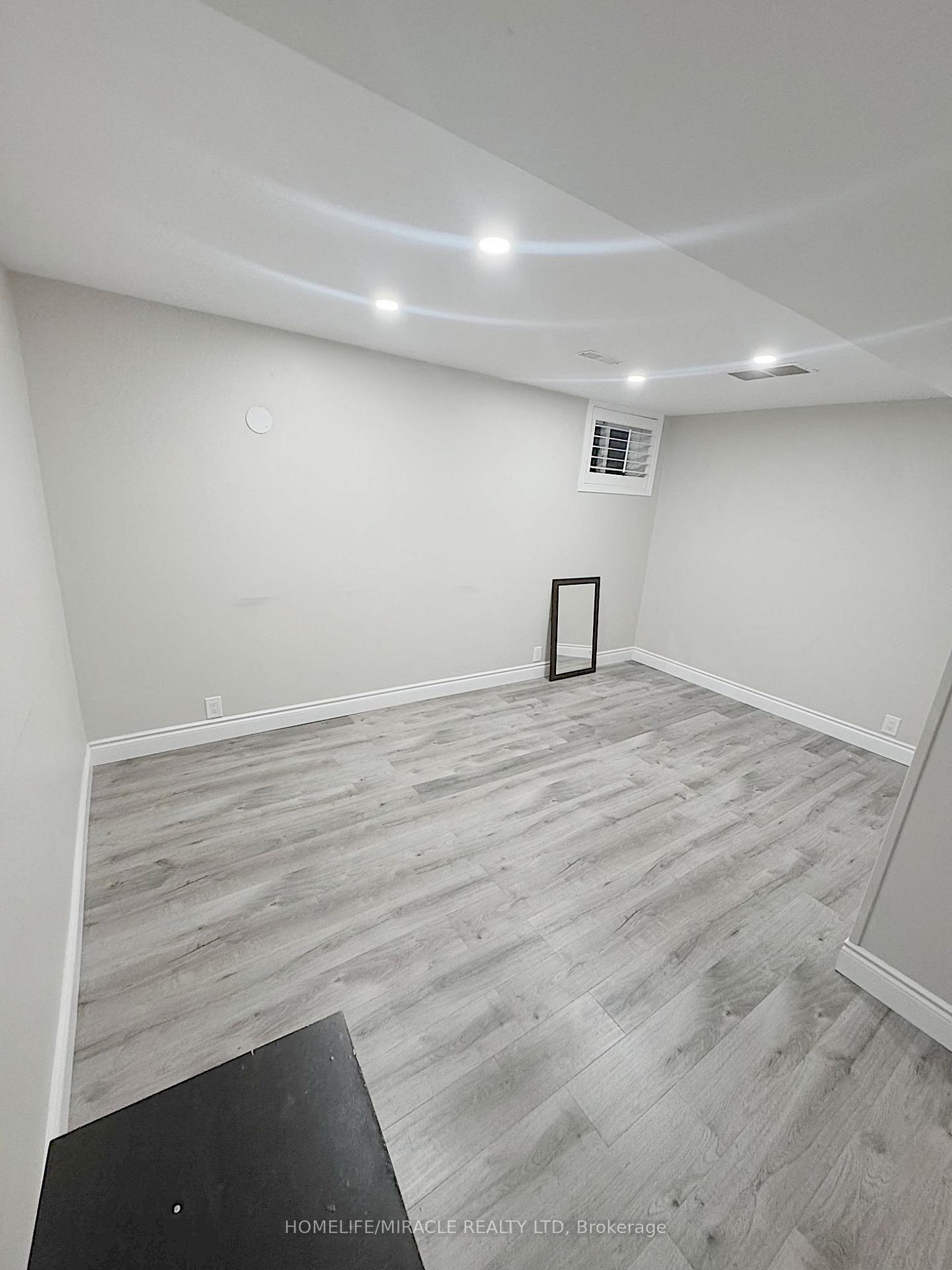 925 Byron Street N, Whitby 3