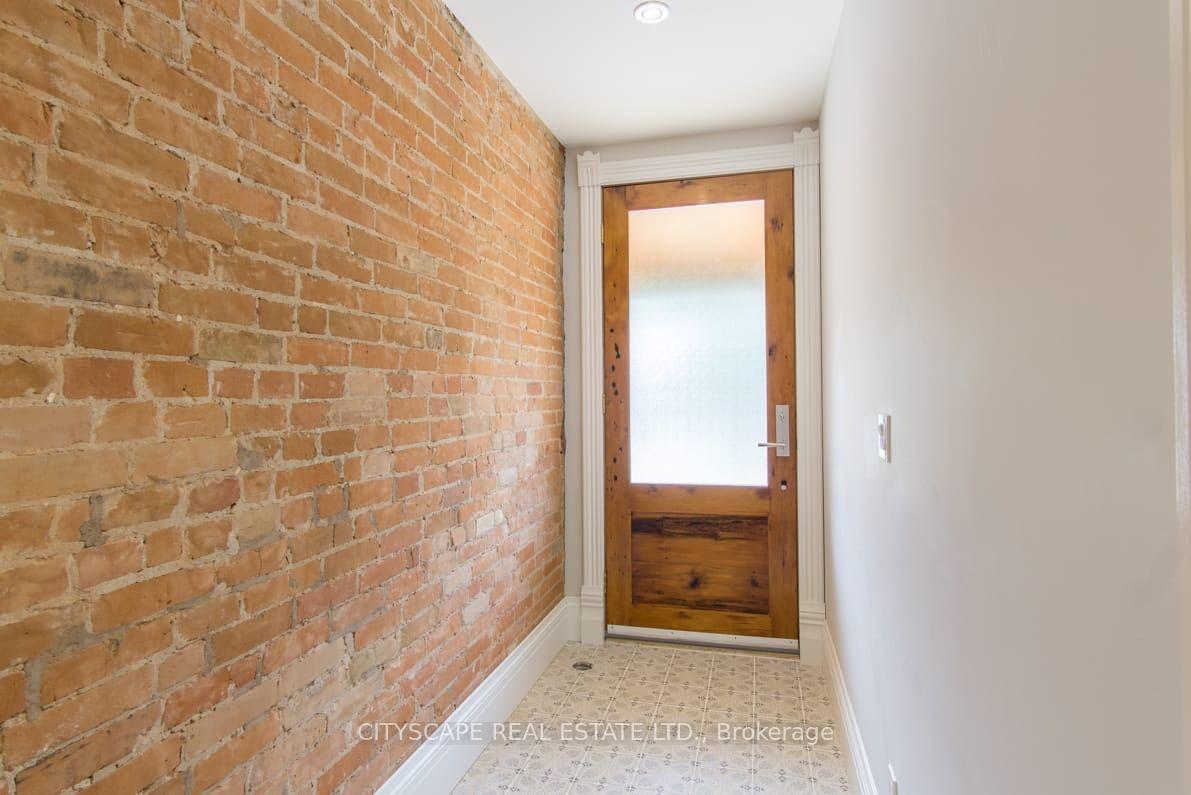 Main - 936 Dundas Street E, Toronto 4