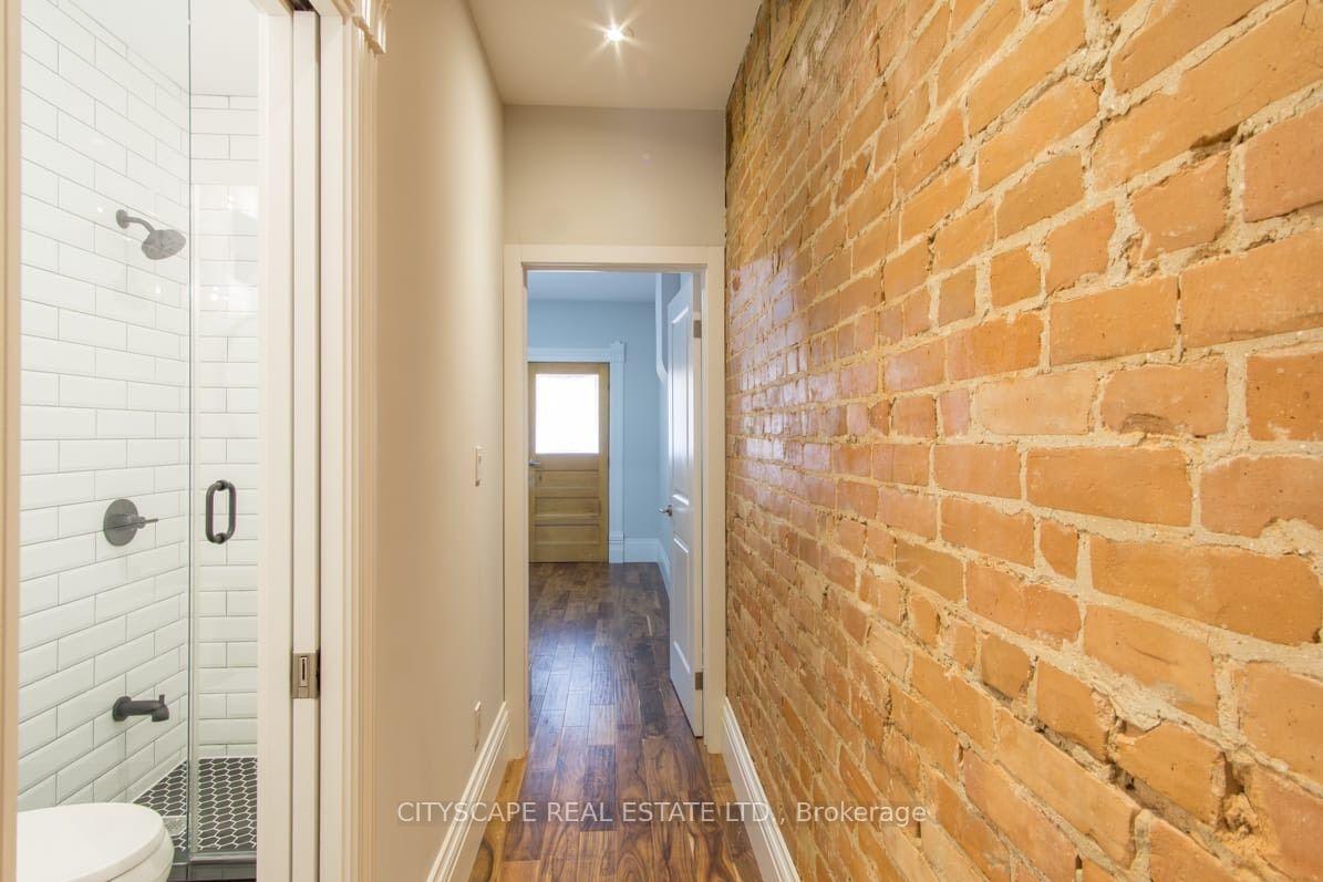 Main - 936 Dundas Street E, Toronto 5