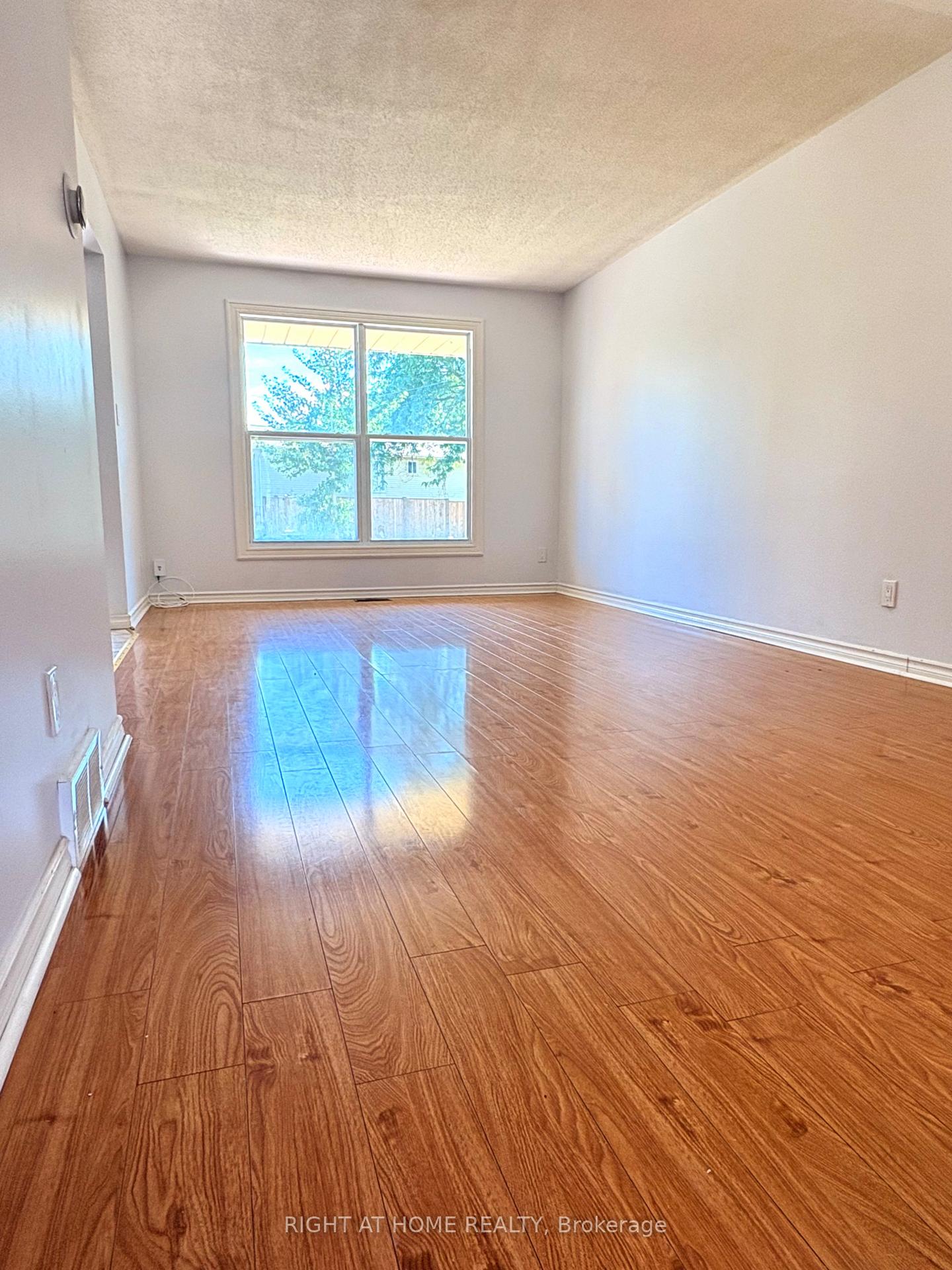 Main Floor - 32 VINTAGE Crescent, St. Catharines 5