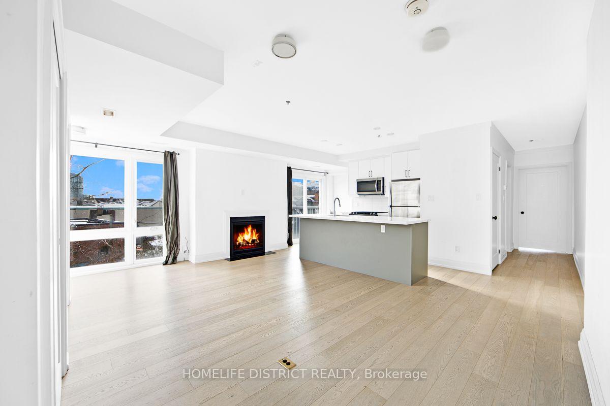 200 - 243 Niagara Street, Toronto 4
