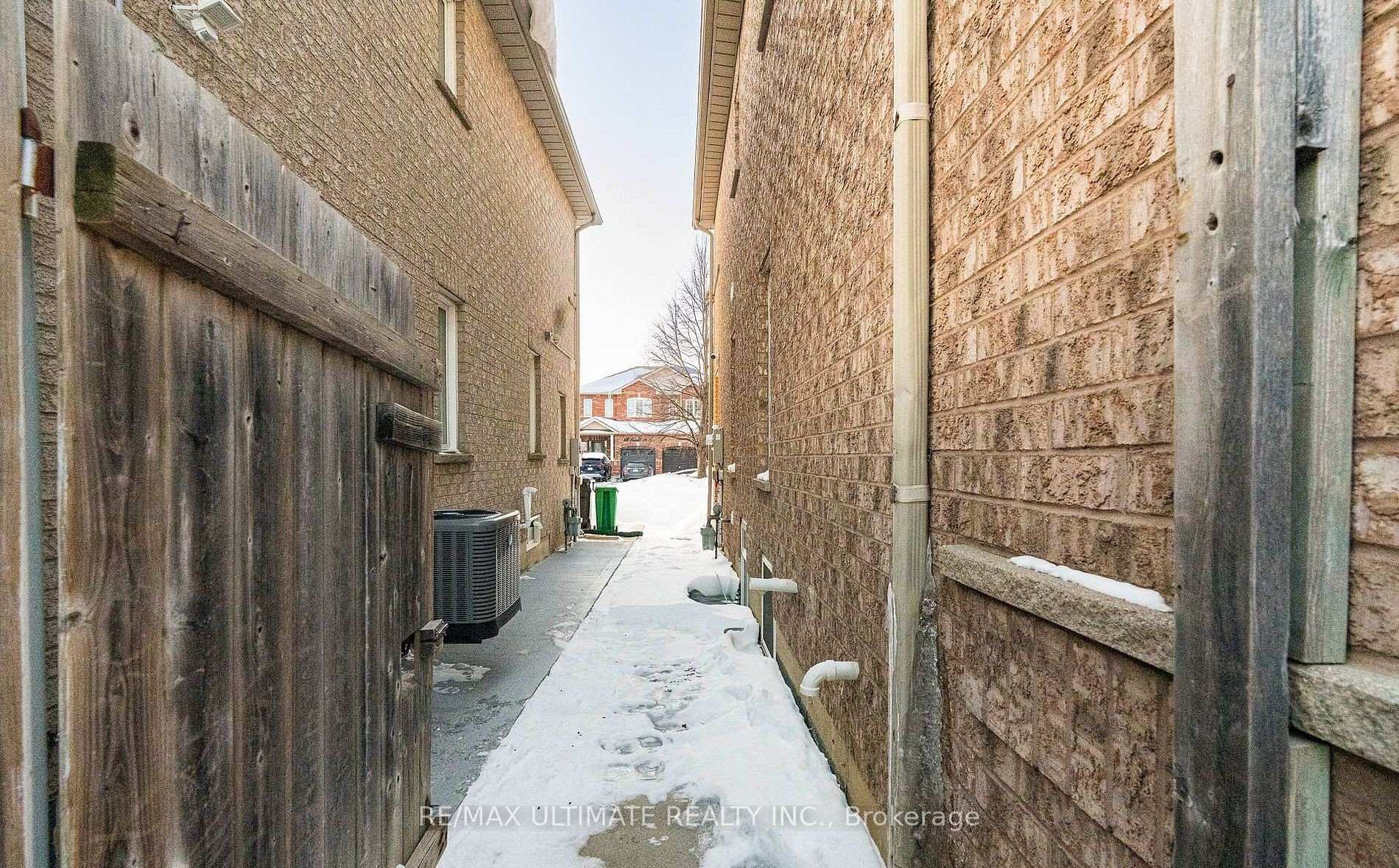21 Sewells (Basement) Lane, Brampton 3