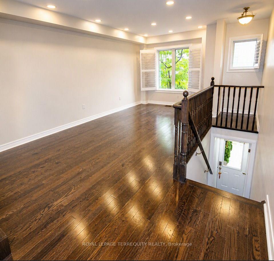 Upper - 19 De Jong Street, Toronto 5