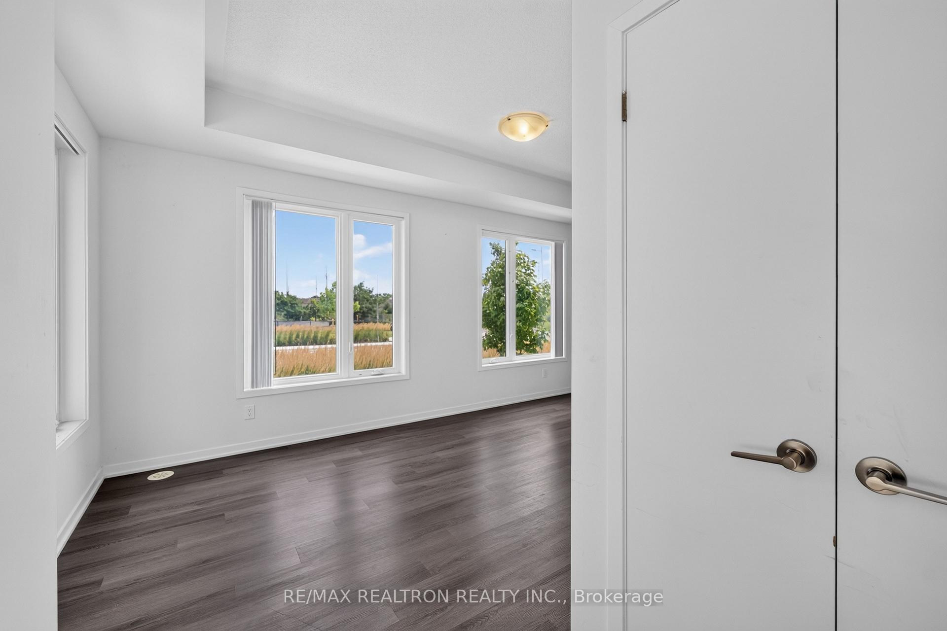 343 - 100 Honeycrisp Crescent, Vaughan 4