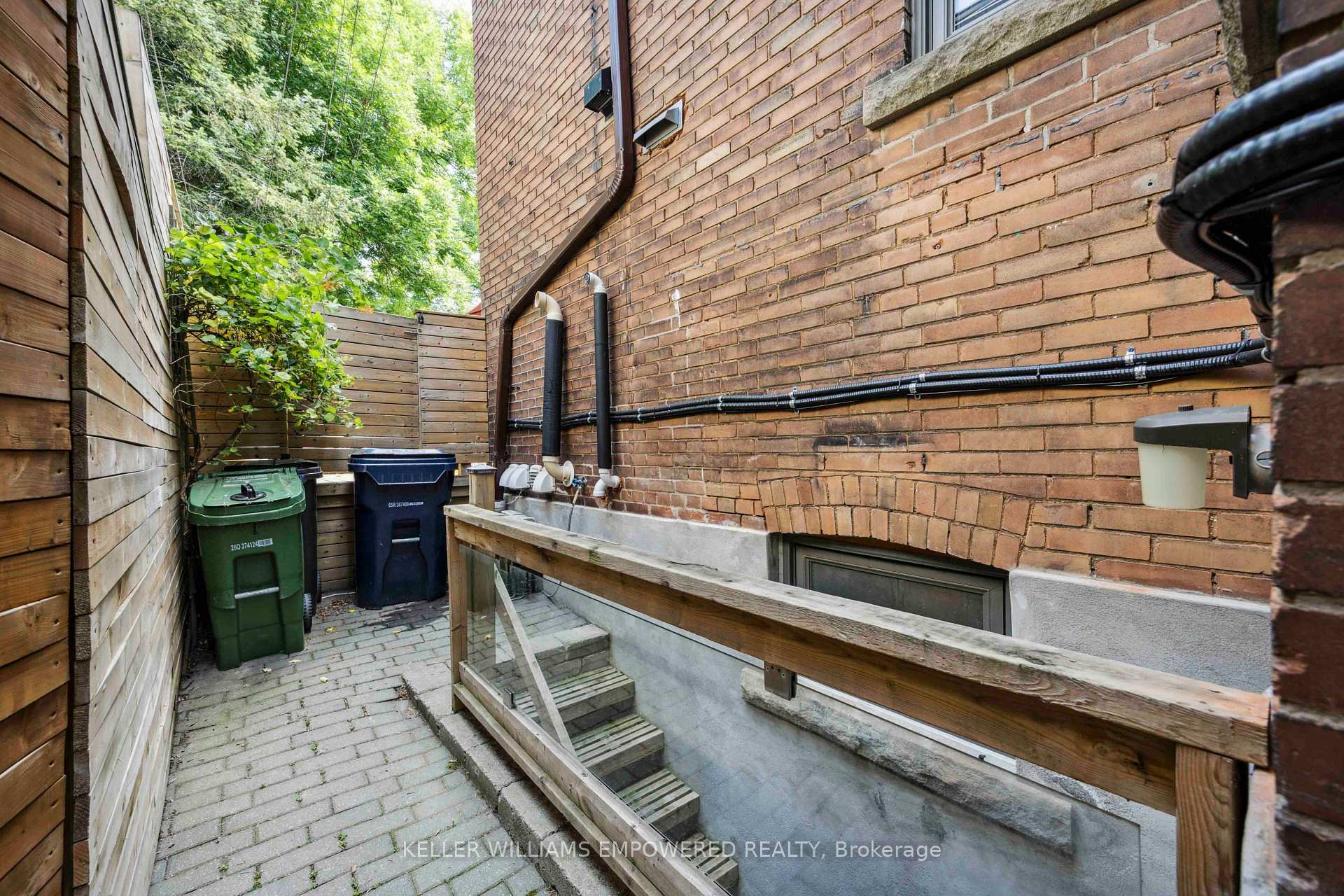 Basement - 33 Garden Avenue, Toronto 4