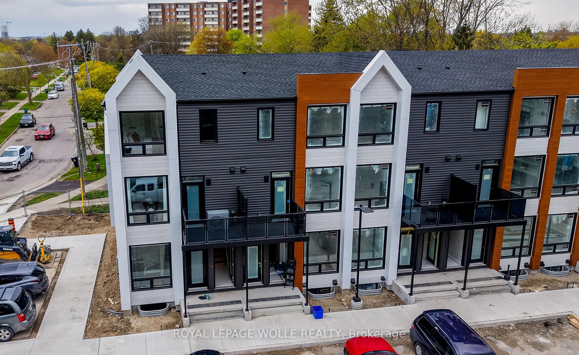 UNIT 15 (THE GR - 210 HERITAGE Drive, Kitchener 3