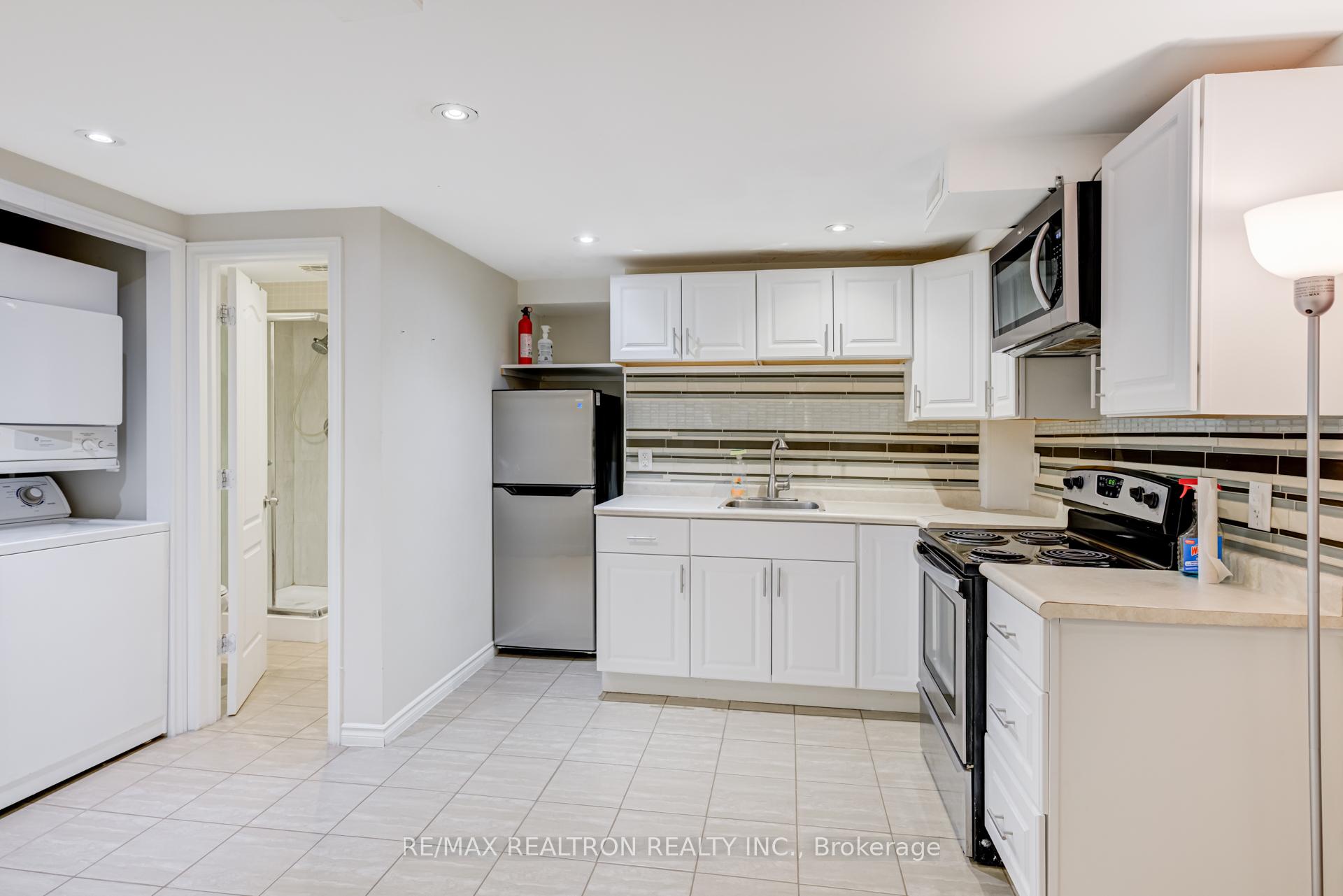 718 Edgewood Road S, Pickering 4