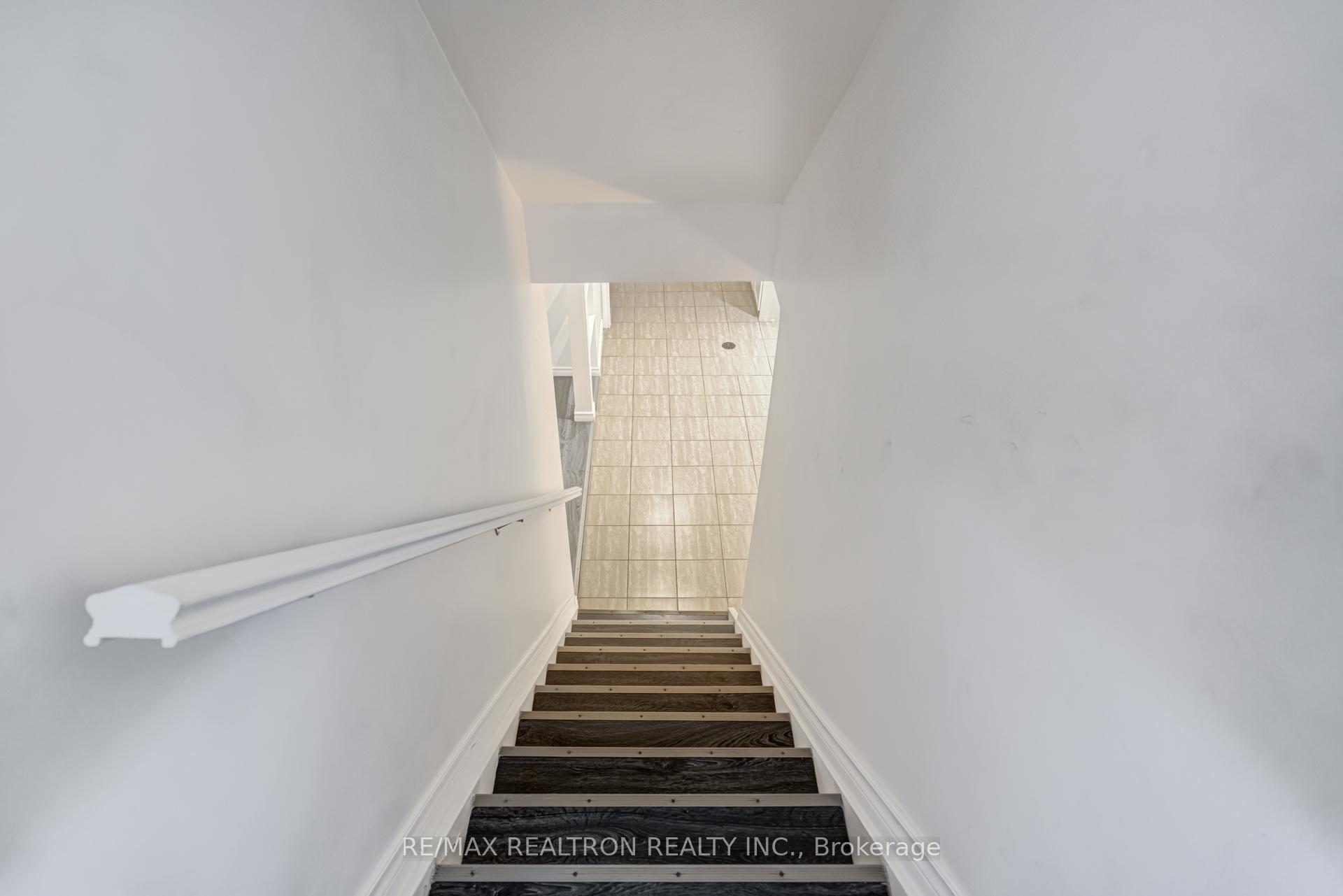 718 Edgewood Road S, Pickering 3