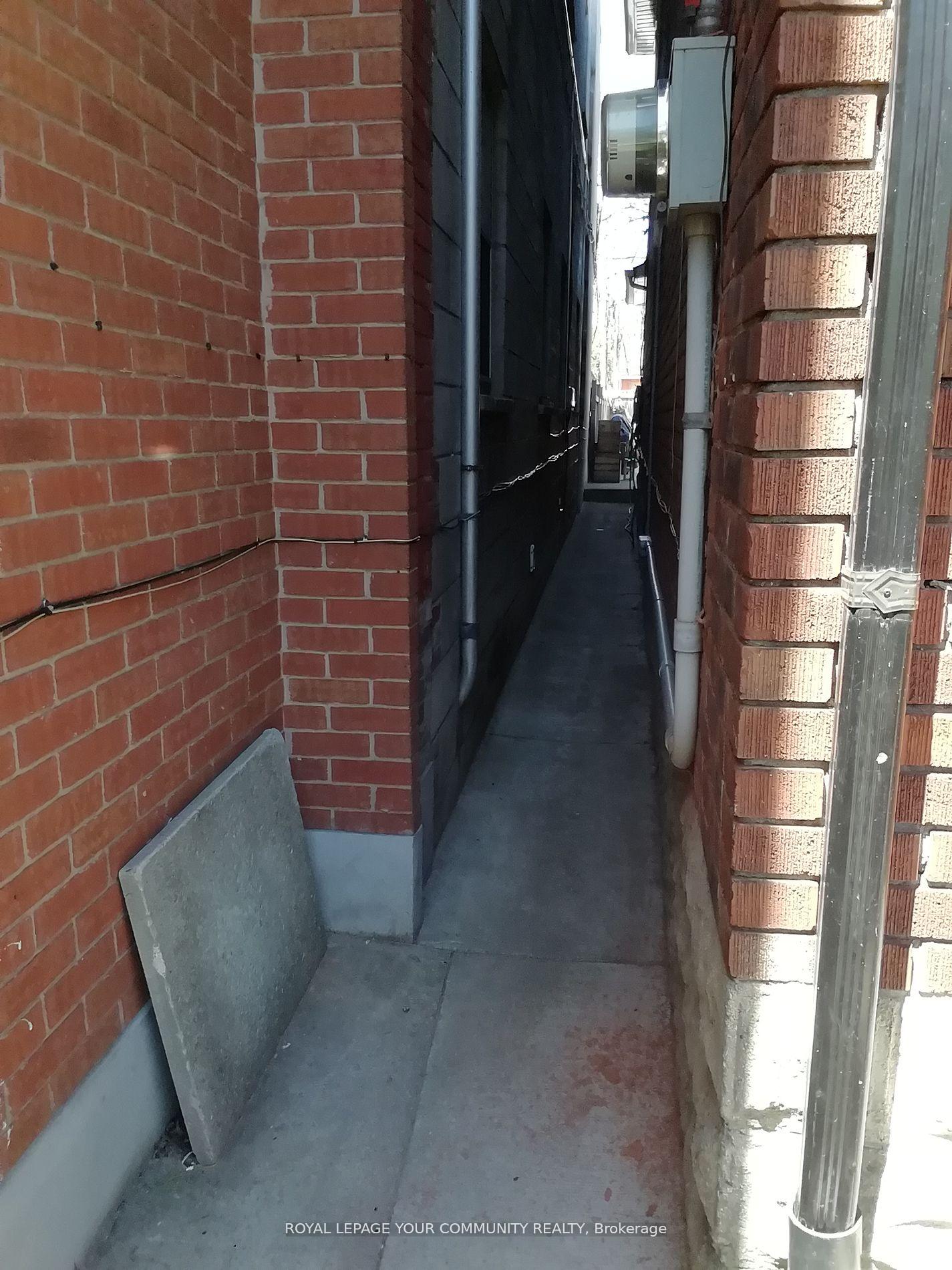 Lower - 10 Ulster Street, Toronto 3