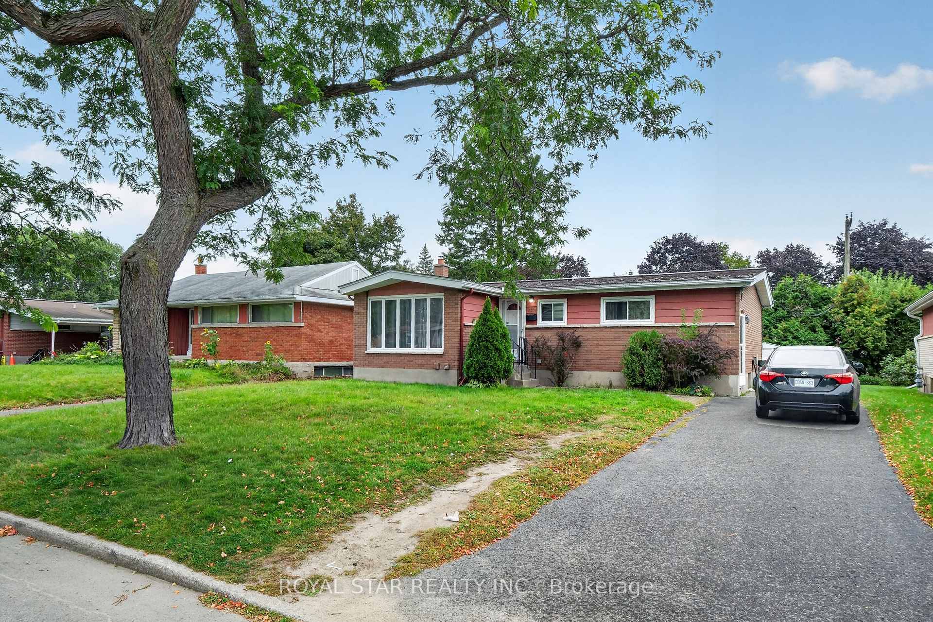 top floor - 1016 CONNERY Avenue Ottawa Ontario Canada Rent residential Hisham Abdalla Royal Star Realty Inc., Brokerage*
