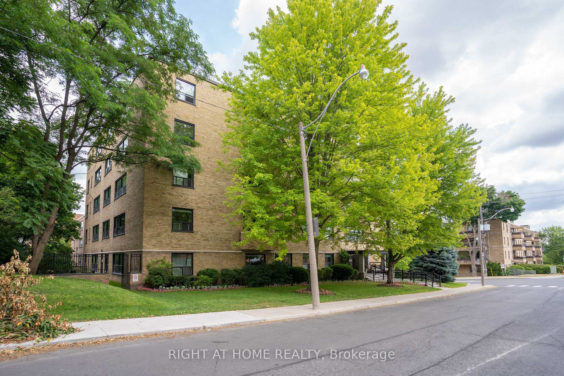 502 - 2 Ridelle Avenue, Toronto 2