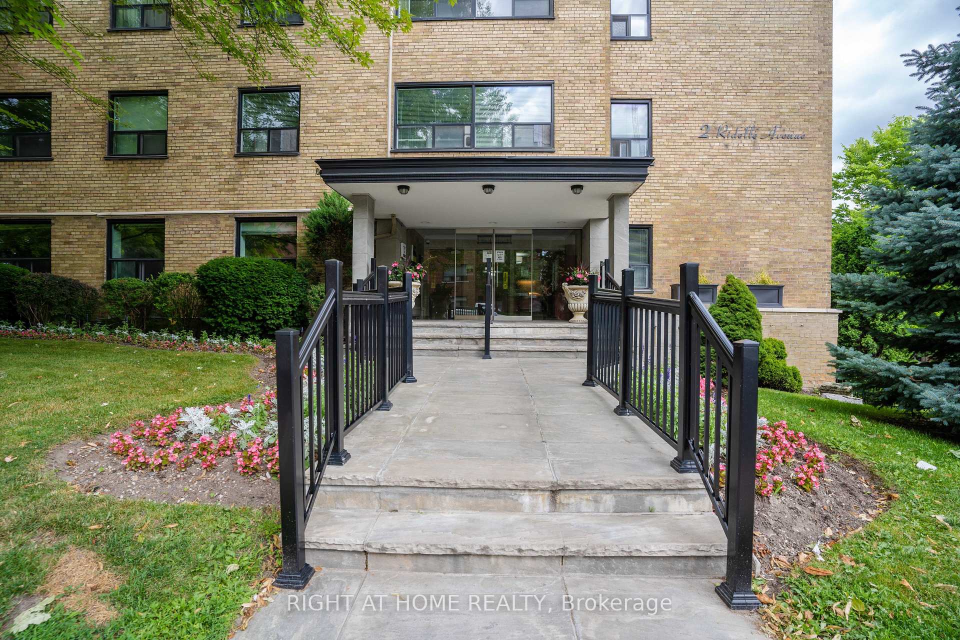 502 - 2 Ridelle Avenue, Toronto 3