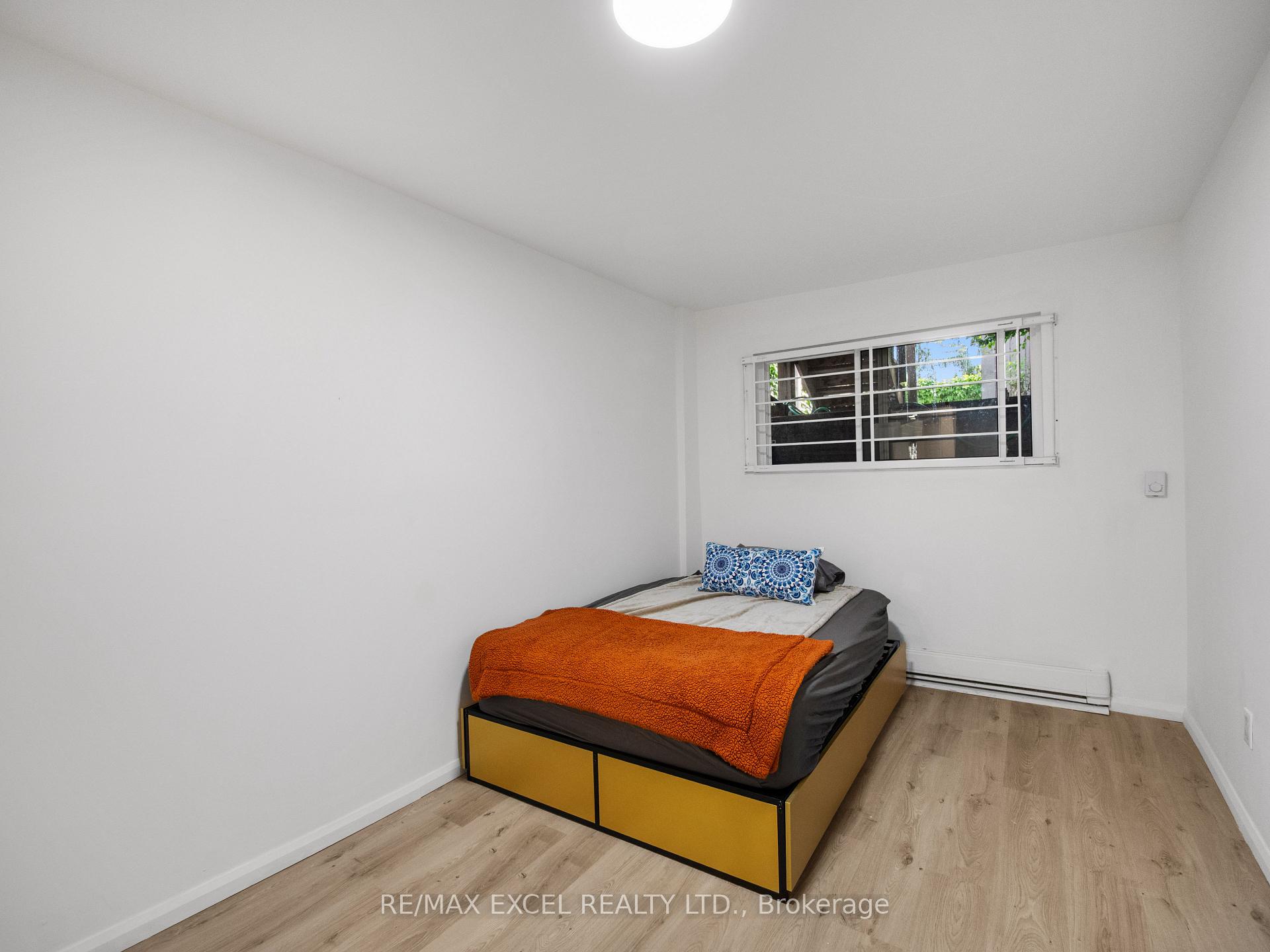 Bsmt - 137 Gerrard Street E, Toronto 5