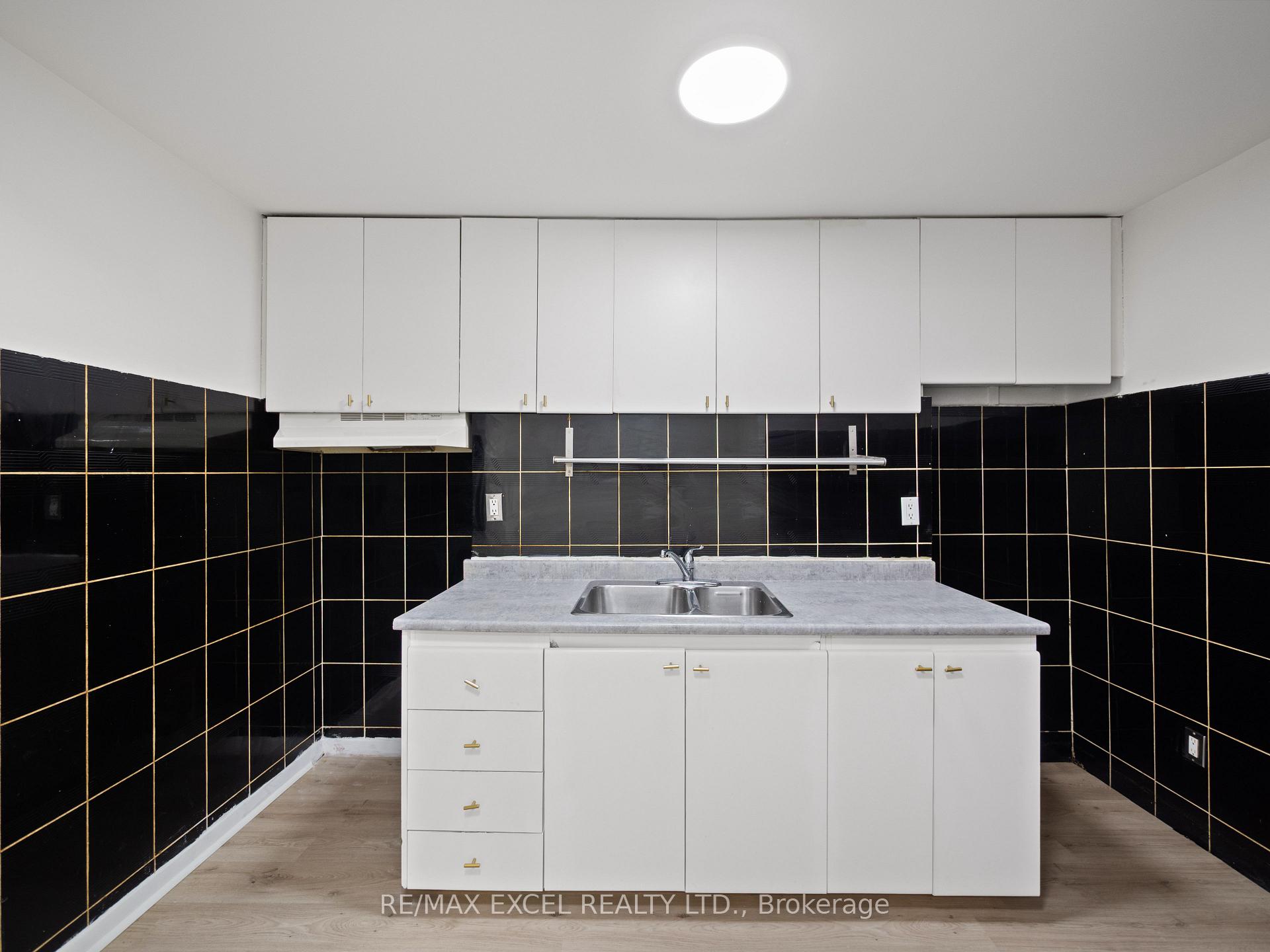 Bsmt - 137 Gerrard Street E, Toronto 4