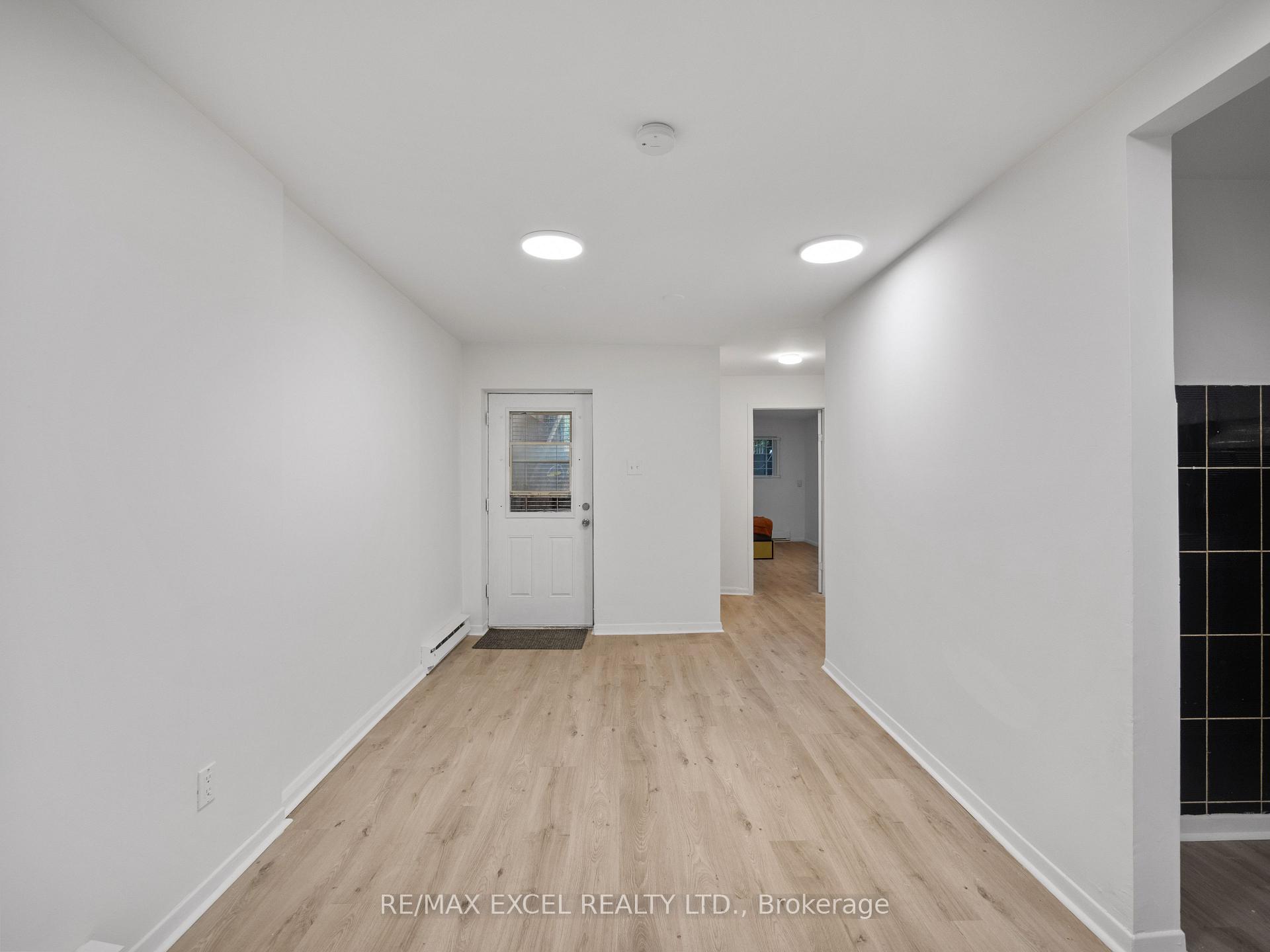 Bsmt - 137 Gerrard Street E, Toronto 3