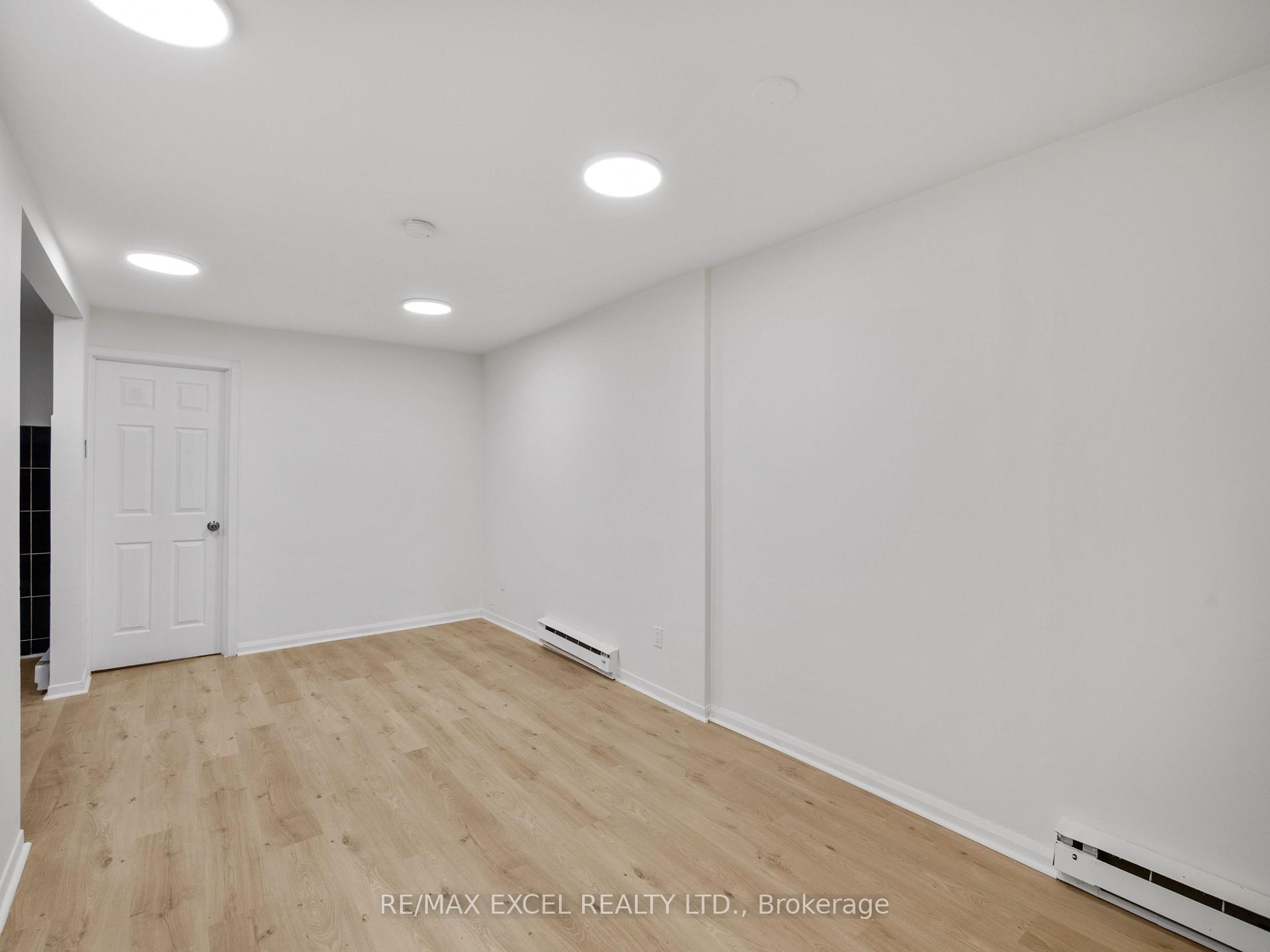 Bsmt - 137 Gerrard Street E, Toronto 2