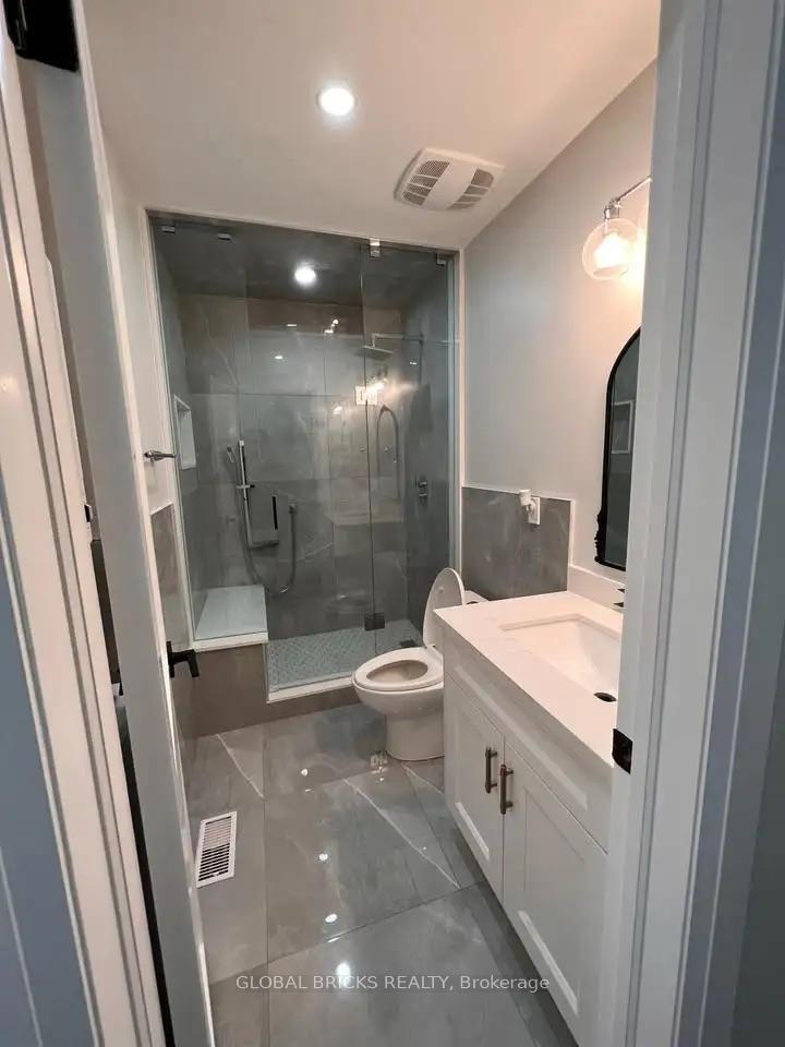 Upper - 49 Argyle Crescent, Brampton 5