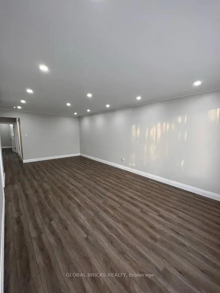 Upper - 49 Argyle Crescent, Brampton 3