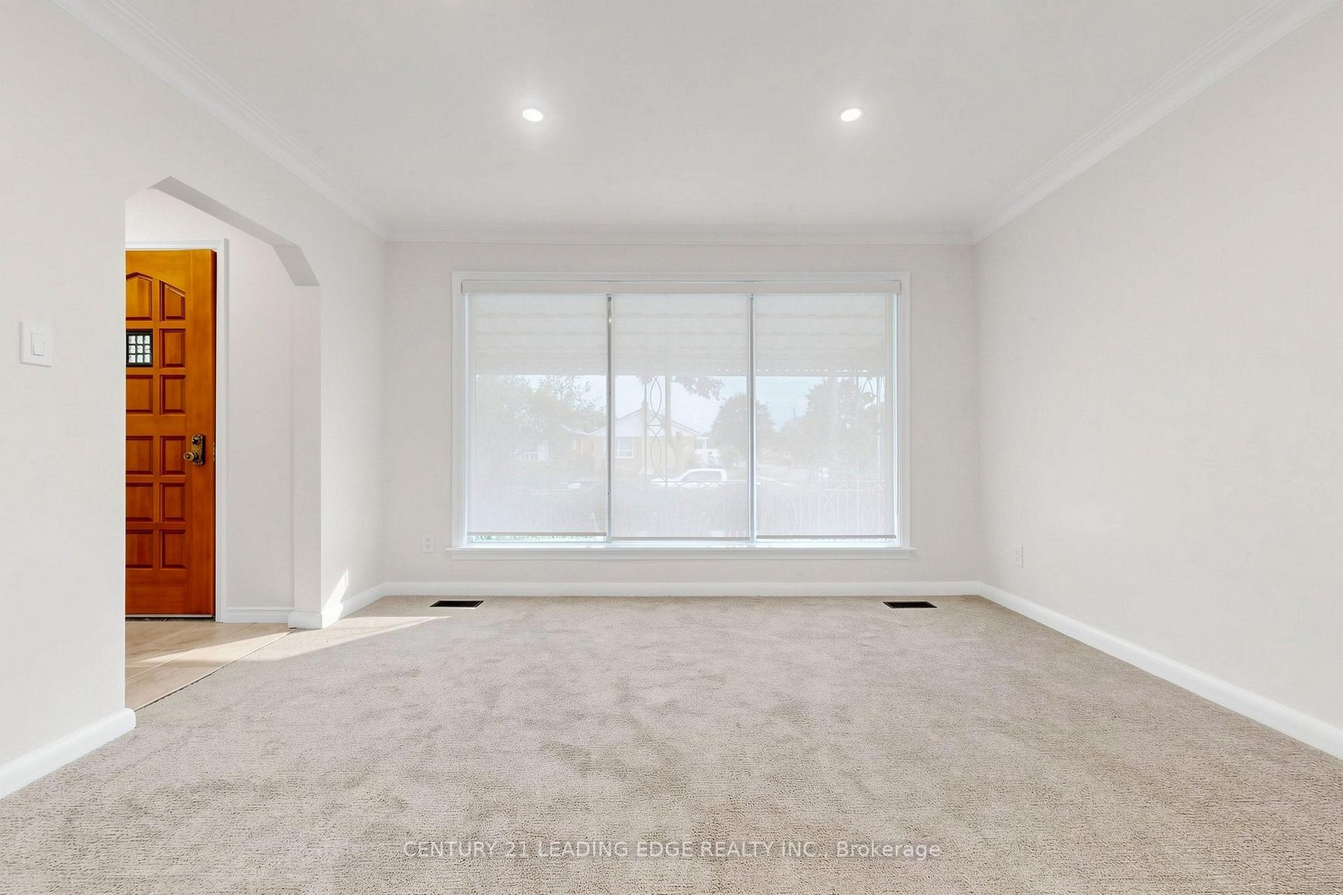 Upper - 15 Maretta Avenue, Toronto 5