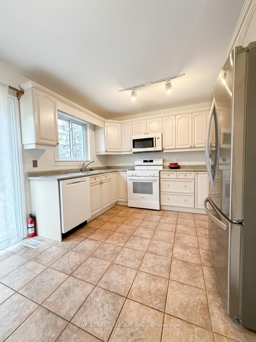76 Mayfair Drive, Barrie 3
