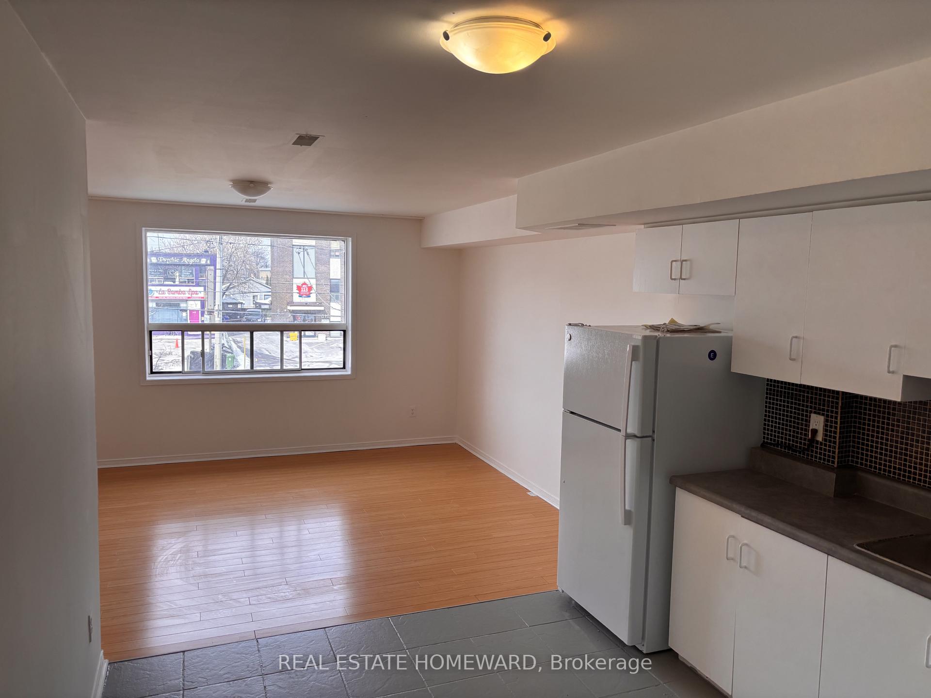 Upper - 879A Wilson Avenue, Toronto 3