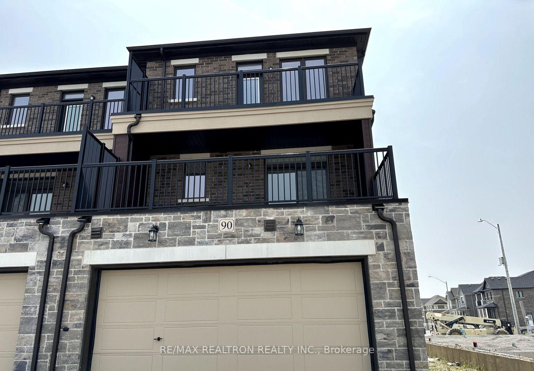 90 Robert Eaton Avenue, Markham 2