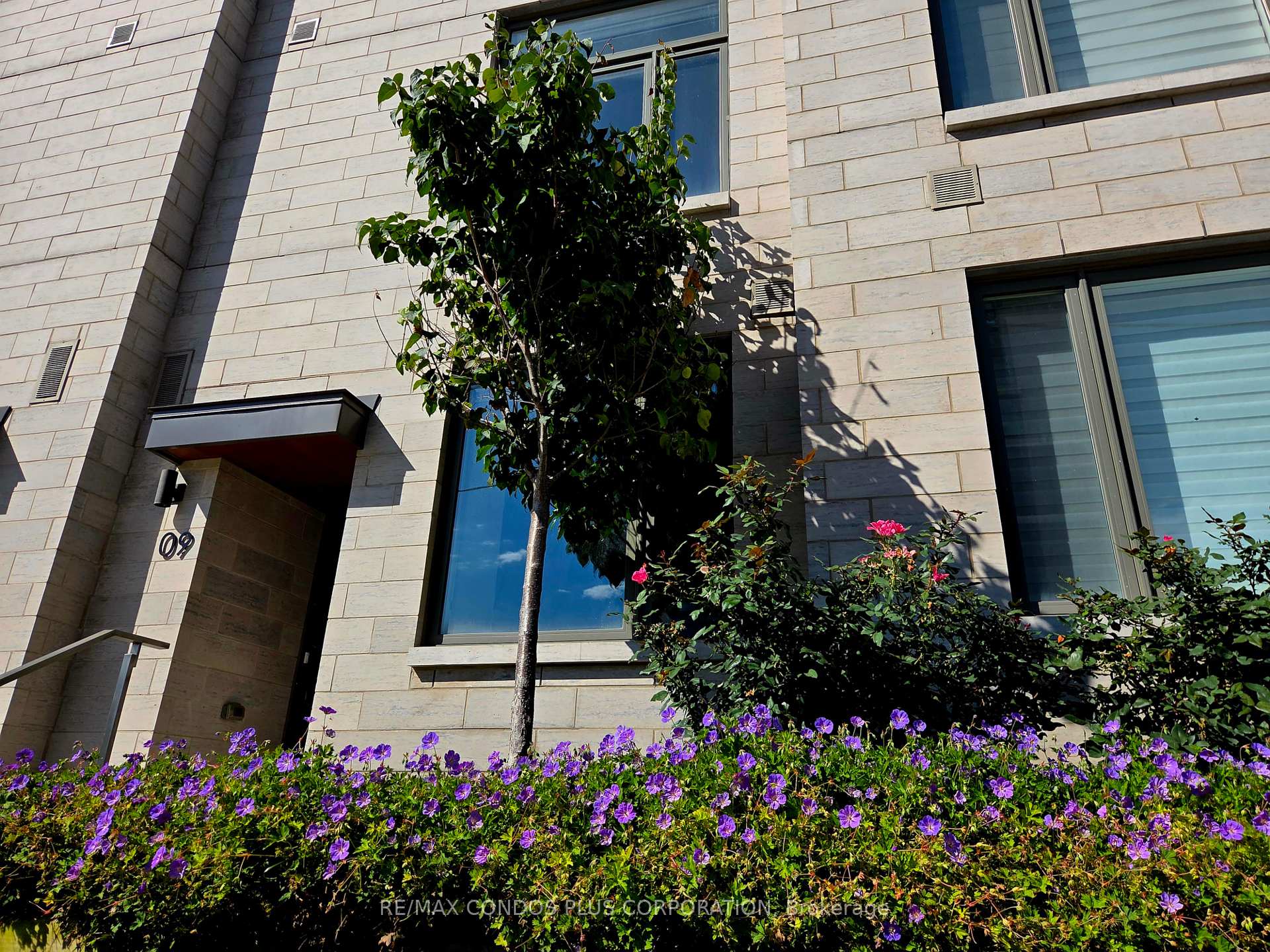 9 - 270 Davenport Road, Toronto 2